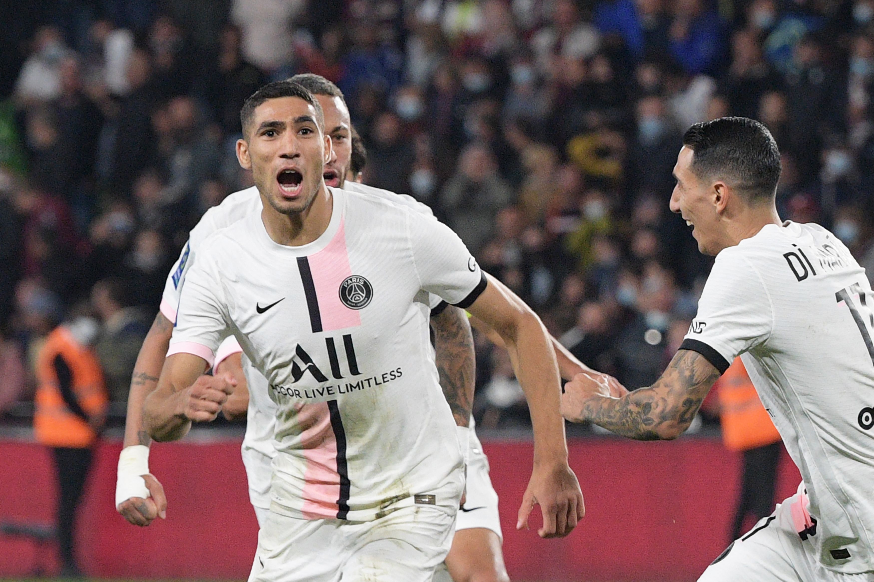 Bek PSG Achraf Hakimi melakukan selebrasi usai mencetak gol ke gawang Metz di laga Ligue 1.