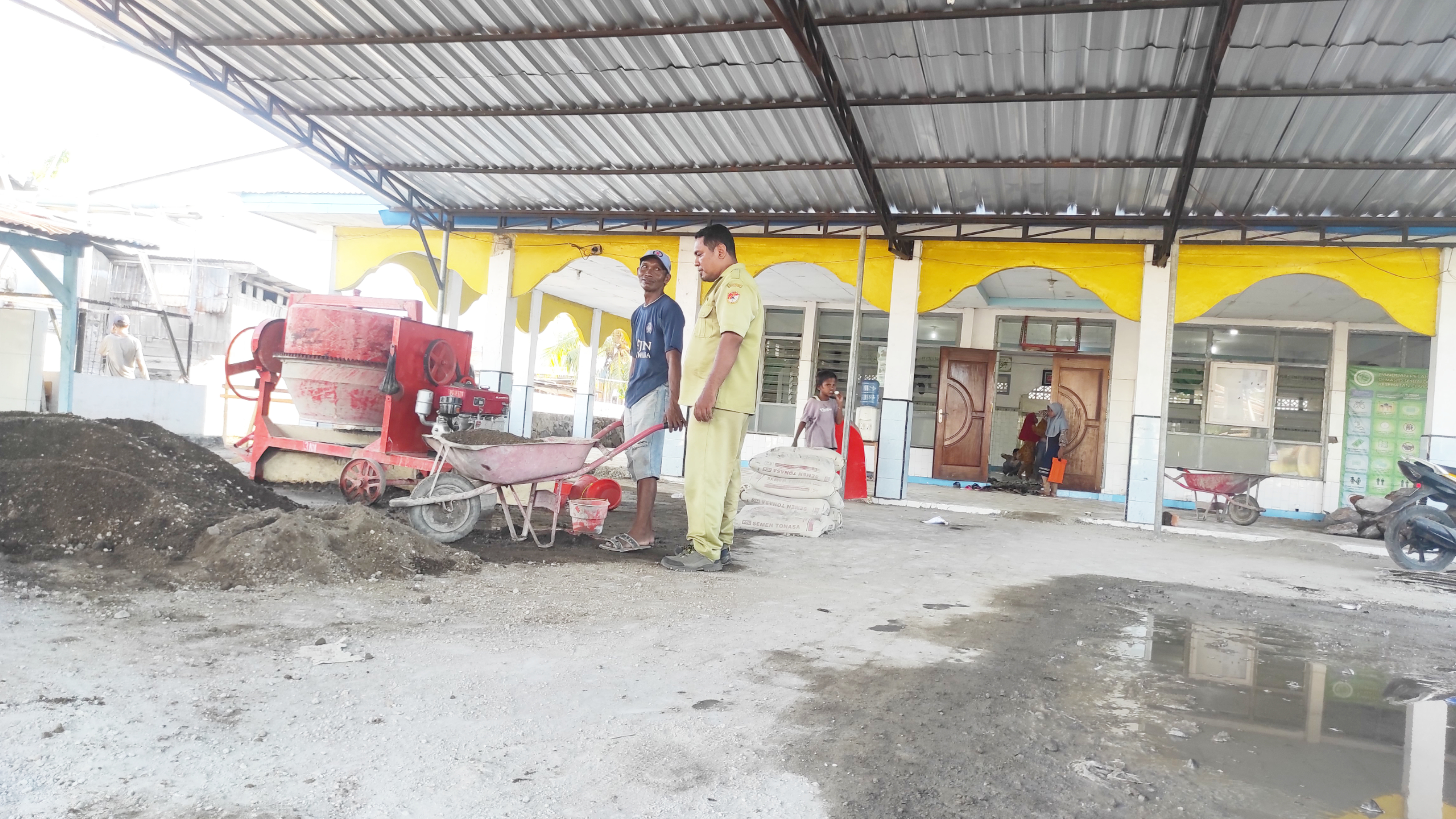 Masjid Nurul Huda Bebeng, Kelurahan Wolomarang, Kecamatan Alok Barat, Kab.Sikka, NTT tengah direnovasi, Selasa (7/9)