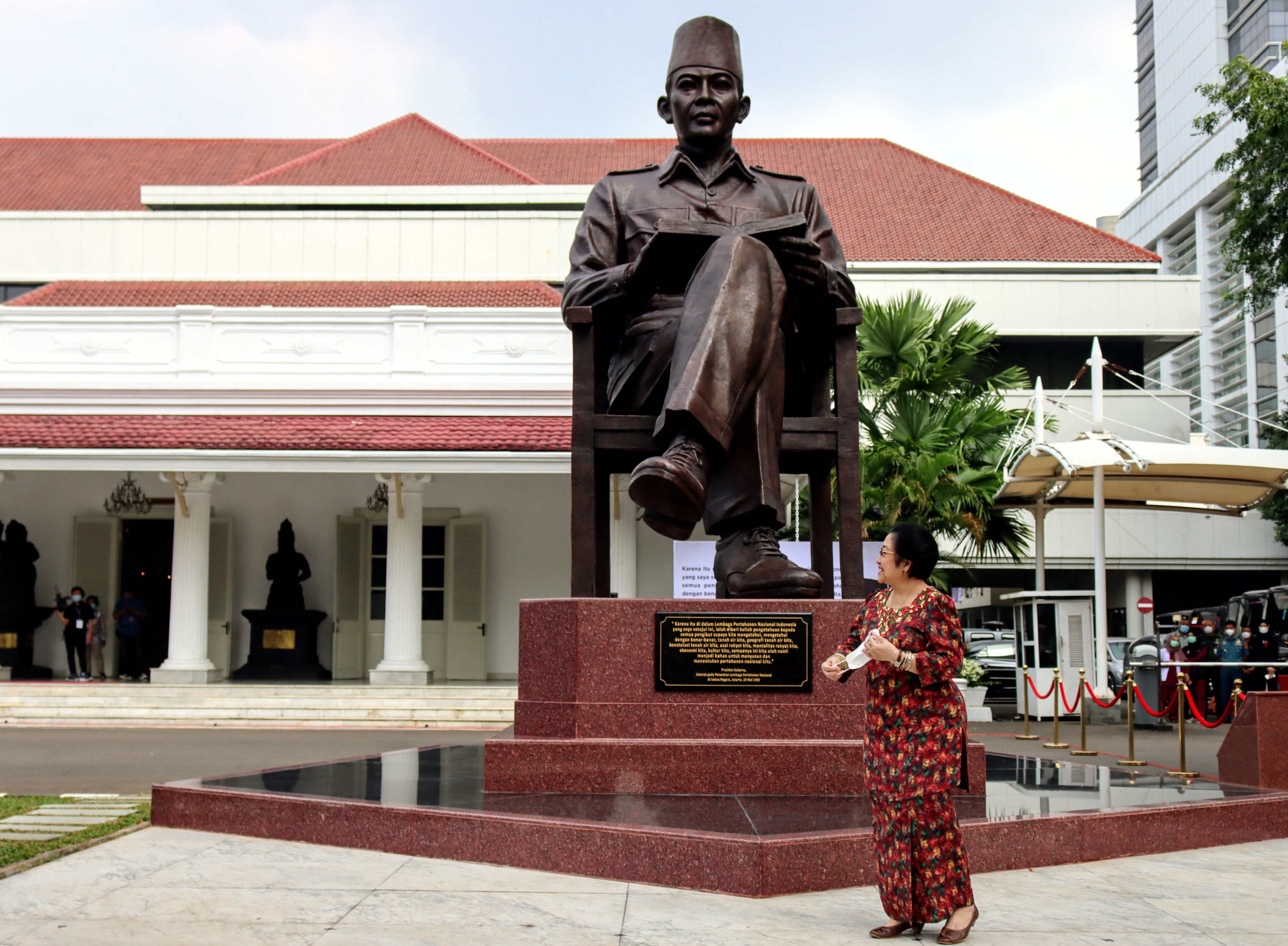Megawati Soekarnoputri saat meresmikan patung ayahnya, Bung Karno, di depan gedung Lemhanas, Jakarta.