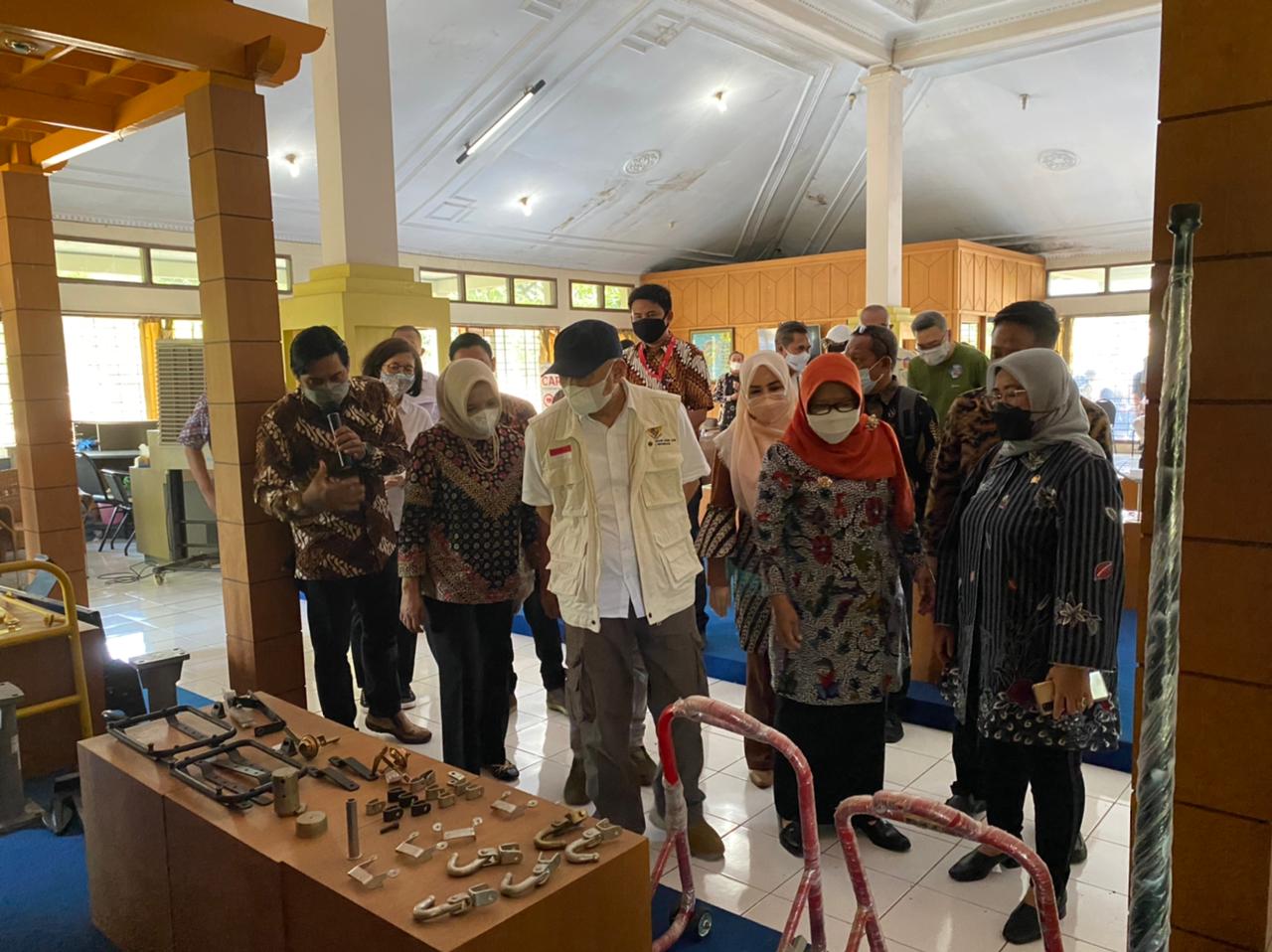 Menkop UMKM Teten Masduki dan anggota Komisi VI DPR RI, Siti Mukaromah, dalam kunjungan ke beberapa UMKM di Tegal dan Banyumas,