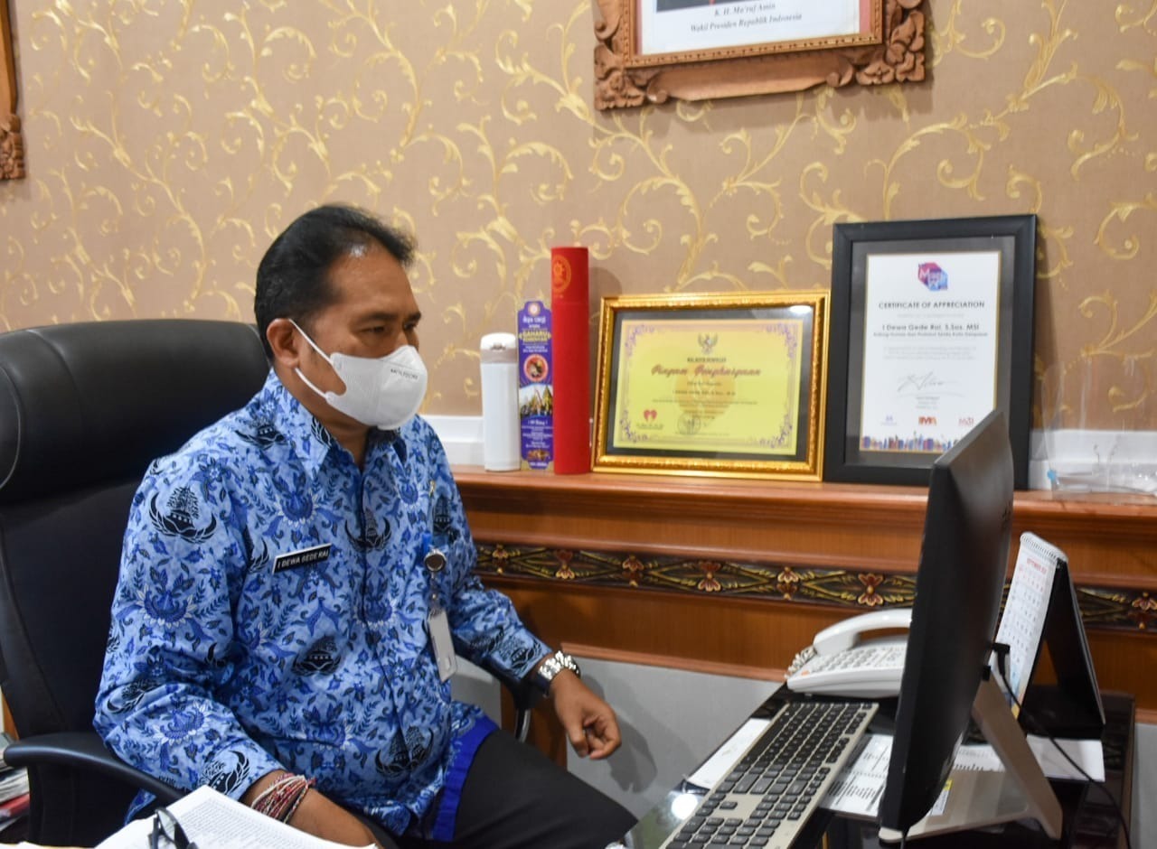 Kabag Protokol dan Komunikasi Pimpinan Setda Kota Denpasar Dewa Gede Rai saat menerima penghargaan.