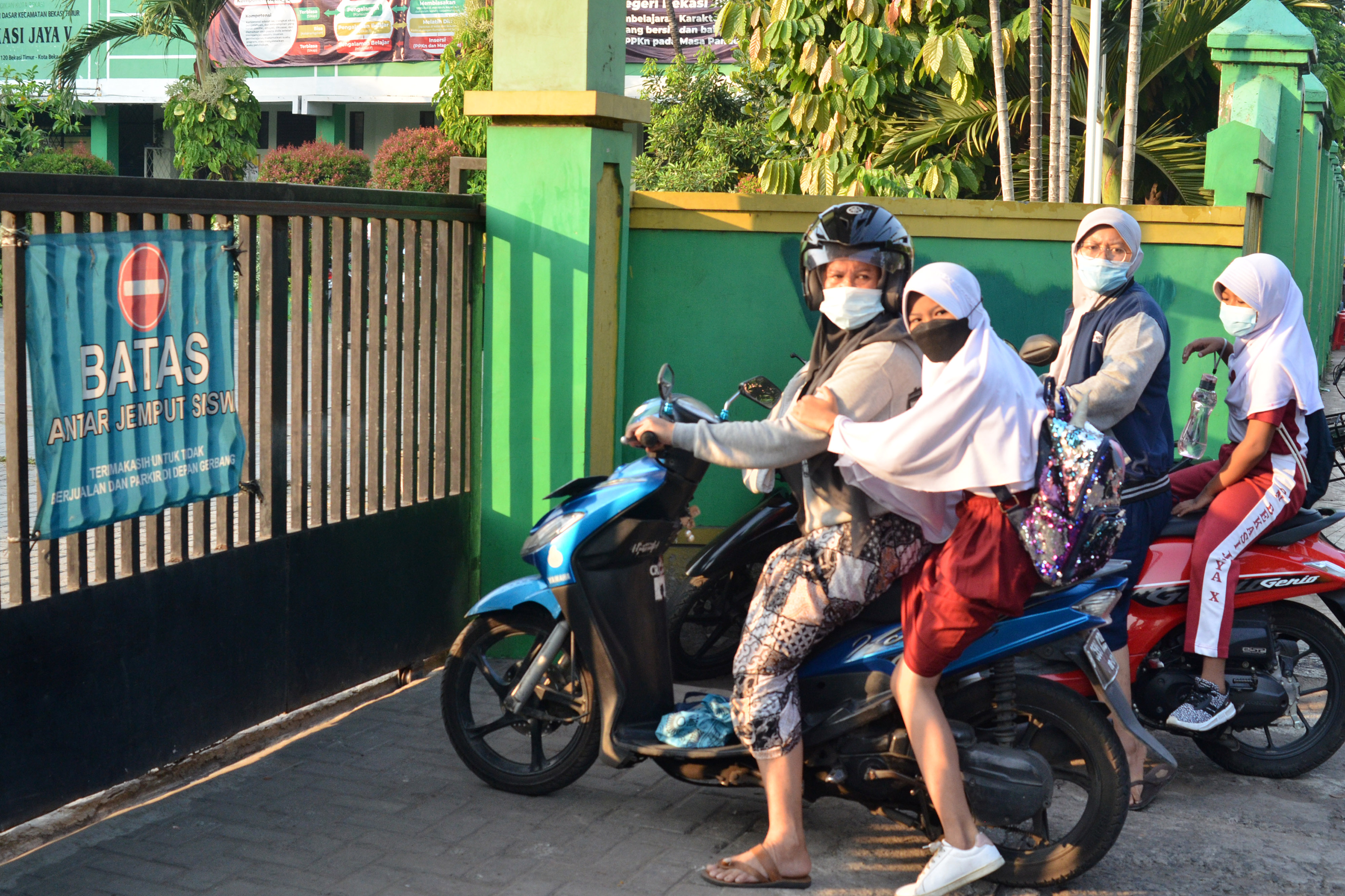 Orangtua murid mengantar anaknya ke sekolah di Bekasi, Jawa Barat, Rabu (8/9/2021).