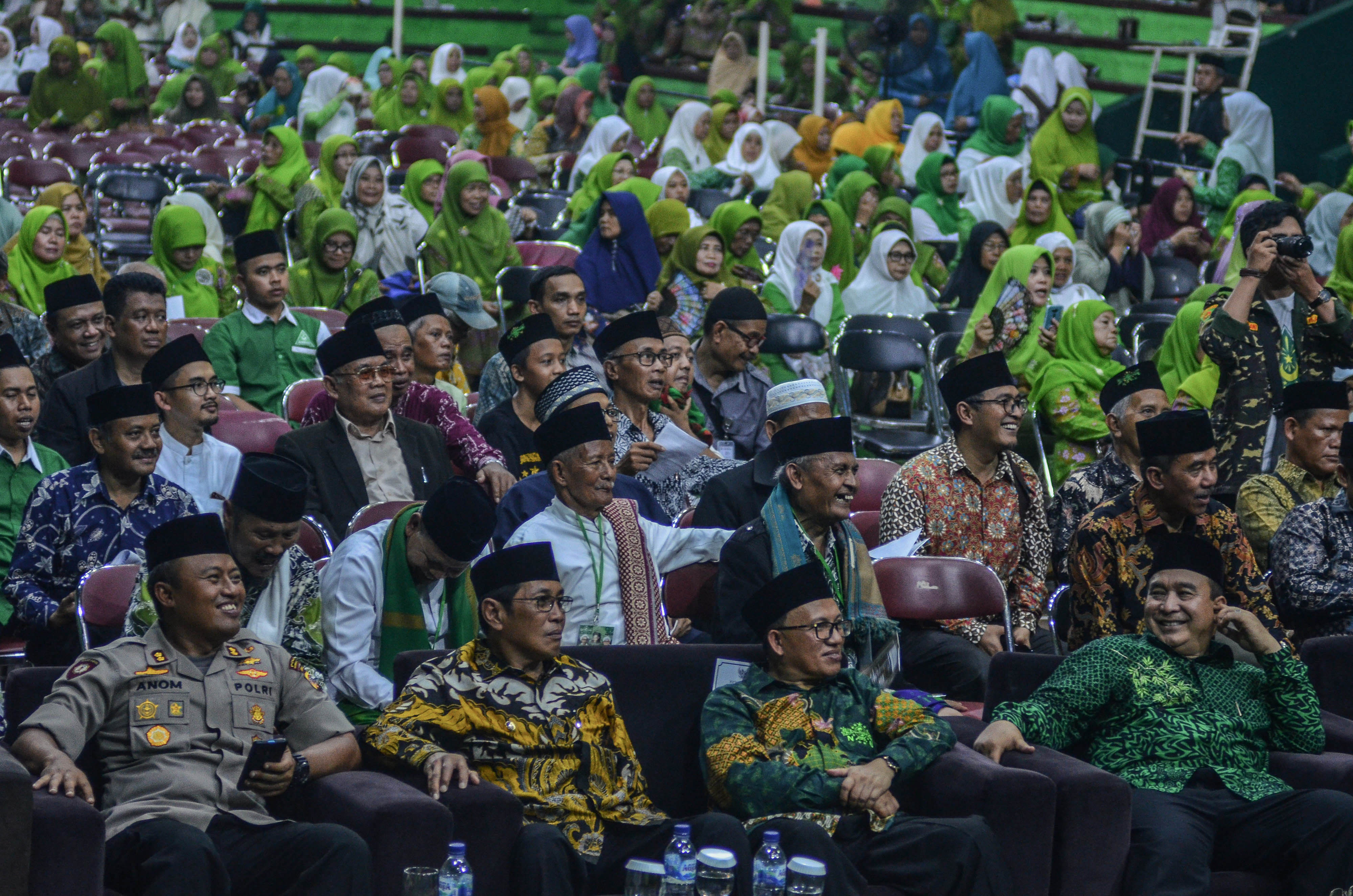 Nahdliyin mendengarkan orasi kebangsaan Ketua PBNU Kiai Marsudi Syuhud pada Haflah Tasyakur Harlah NU pada awal 2020.