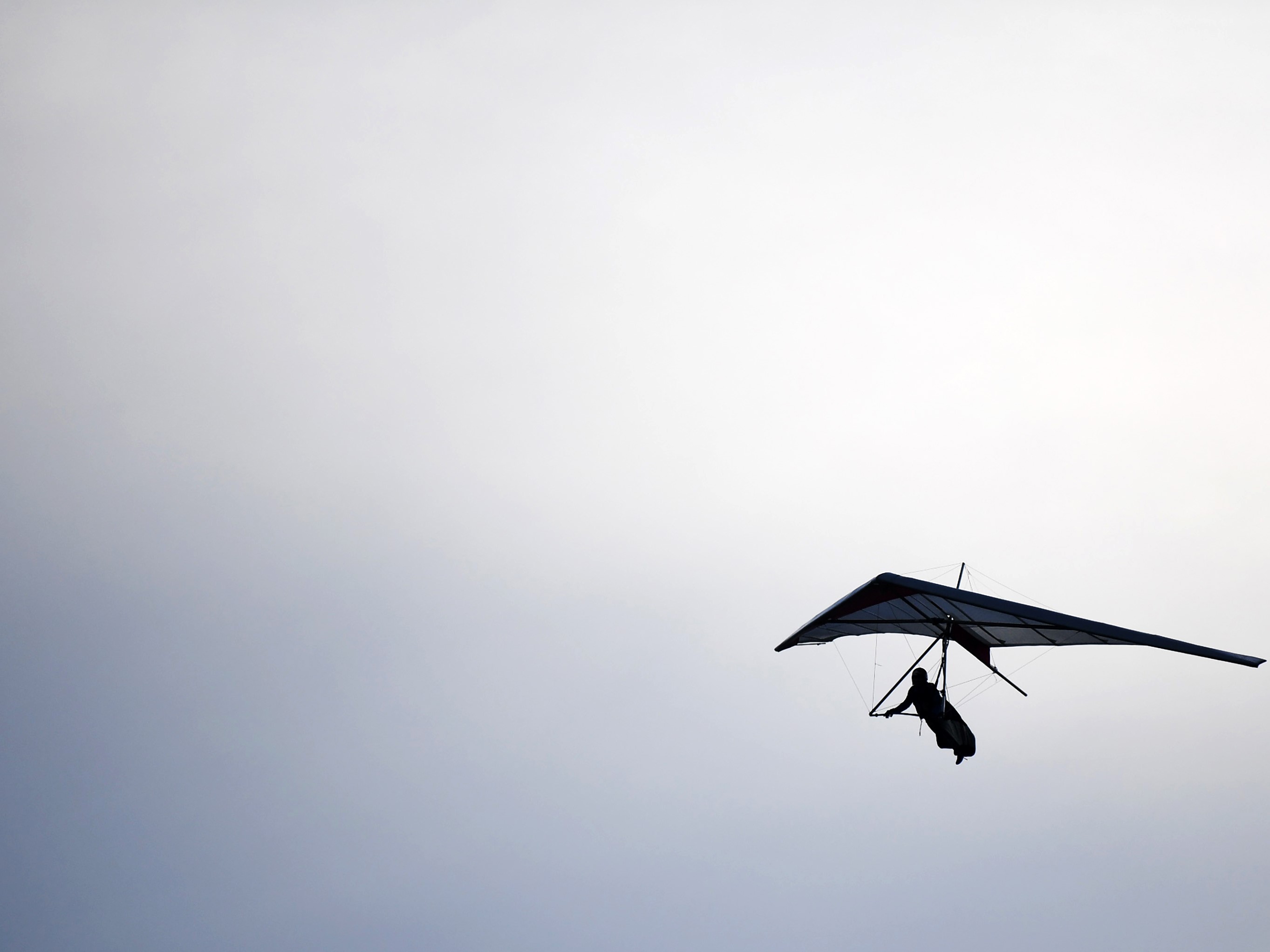 Atlet gantole DKI Jakarta Fauzi Lukandi Lukman berusaha menjaga keseimbangan saat mengikuti lomba nomor ketepatan mendarat.