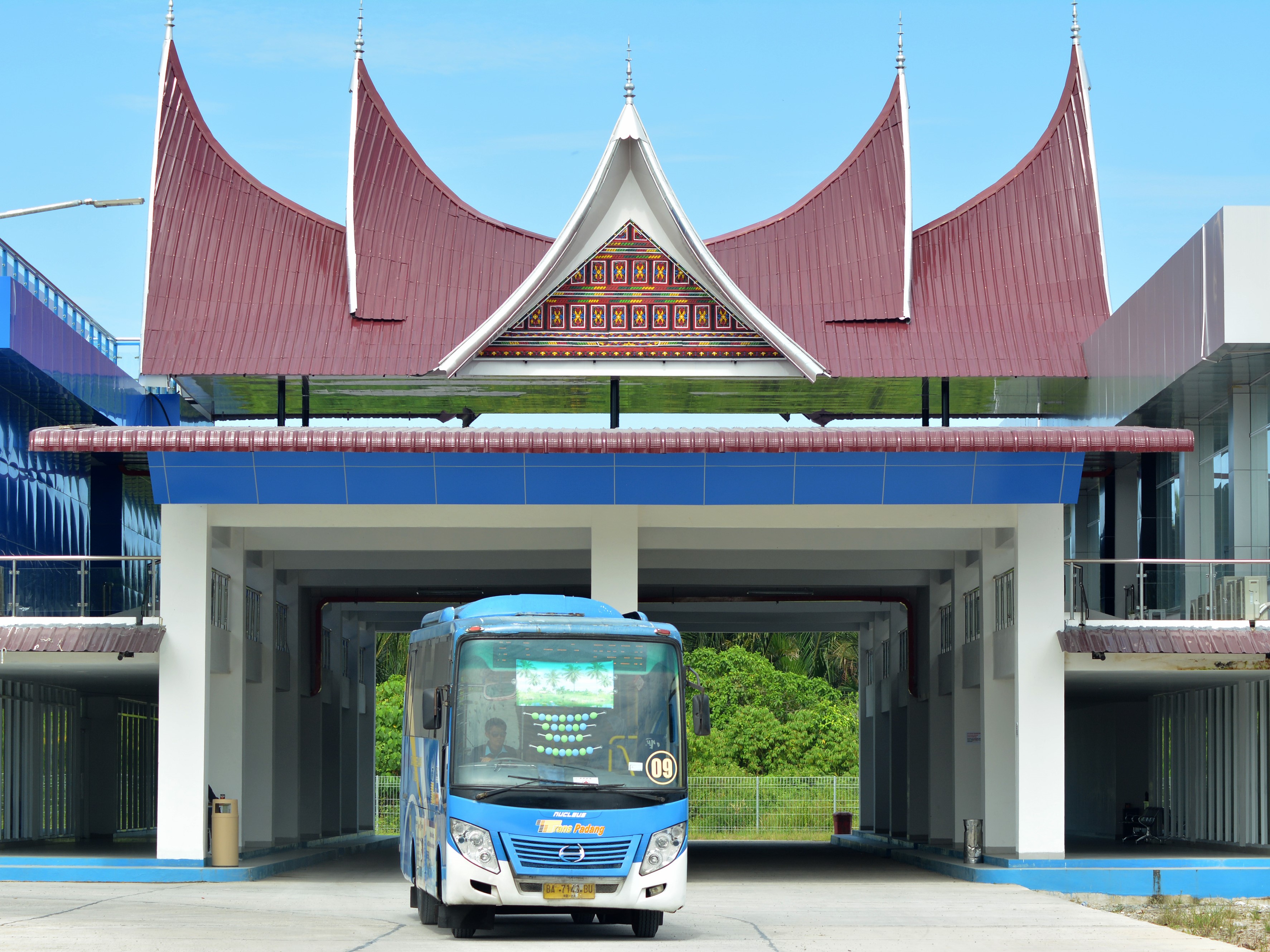Bus Trans Padang keluar dari Terminal Anak Air, Padang, Sumatra Barat. 