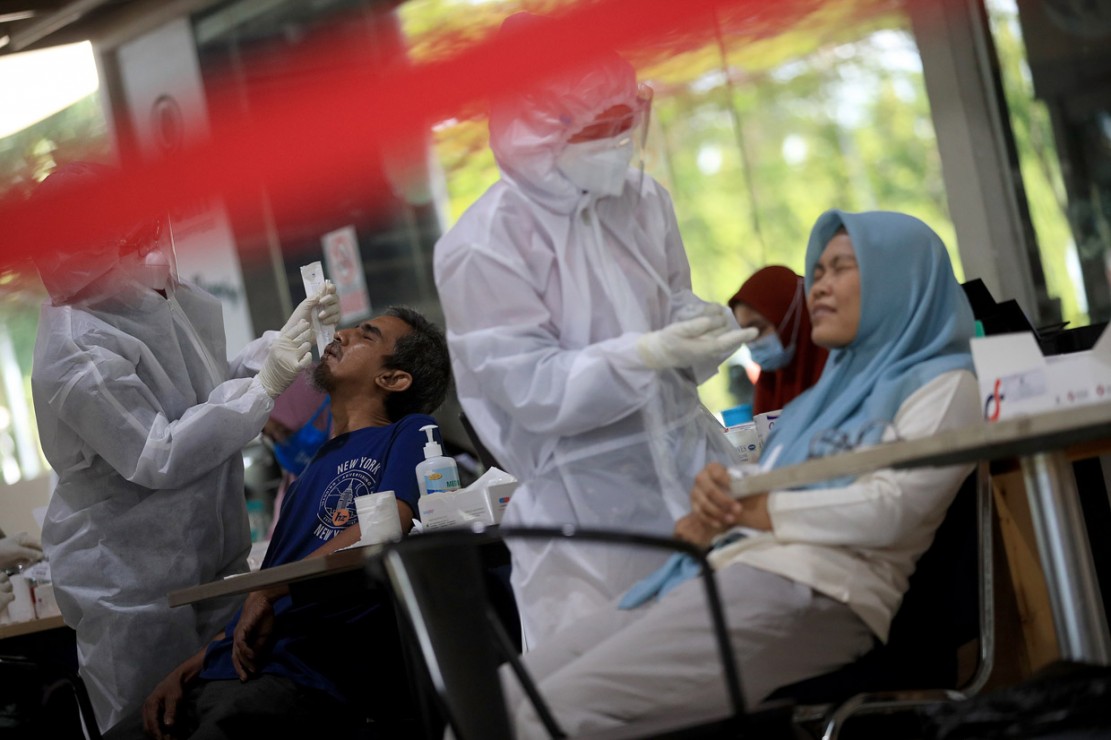 Calon penumpang menjalani Rapid Test Antigen di Stasiun Gambir, Jakarta.