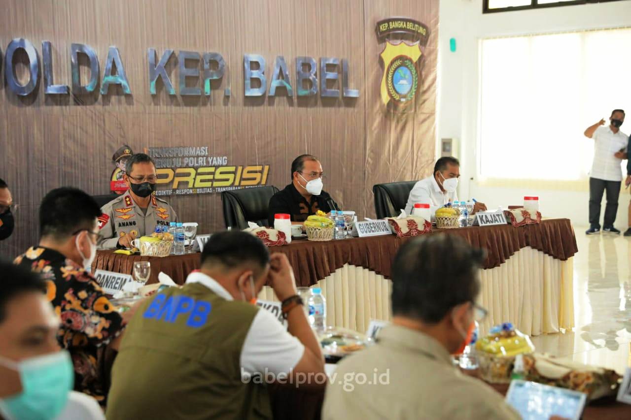 Gubernur Babel memimpin rapat penerapan PPKM Level IV di Babel.