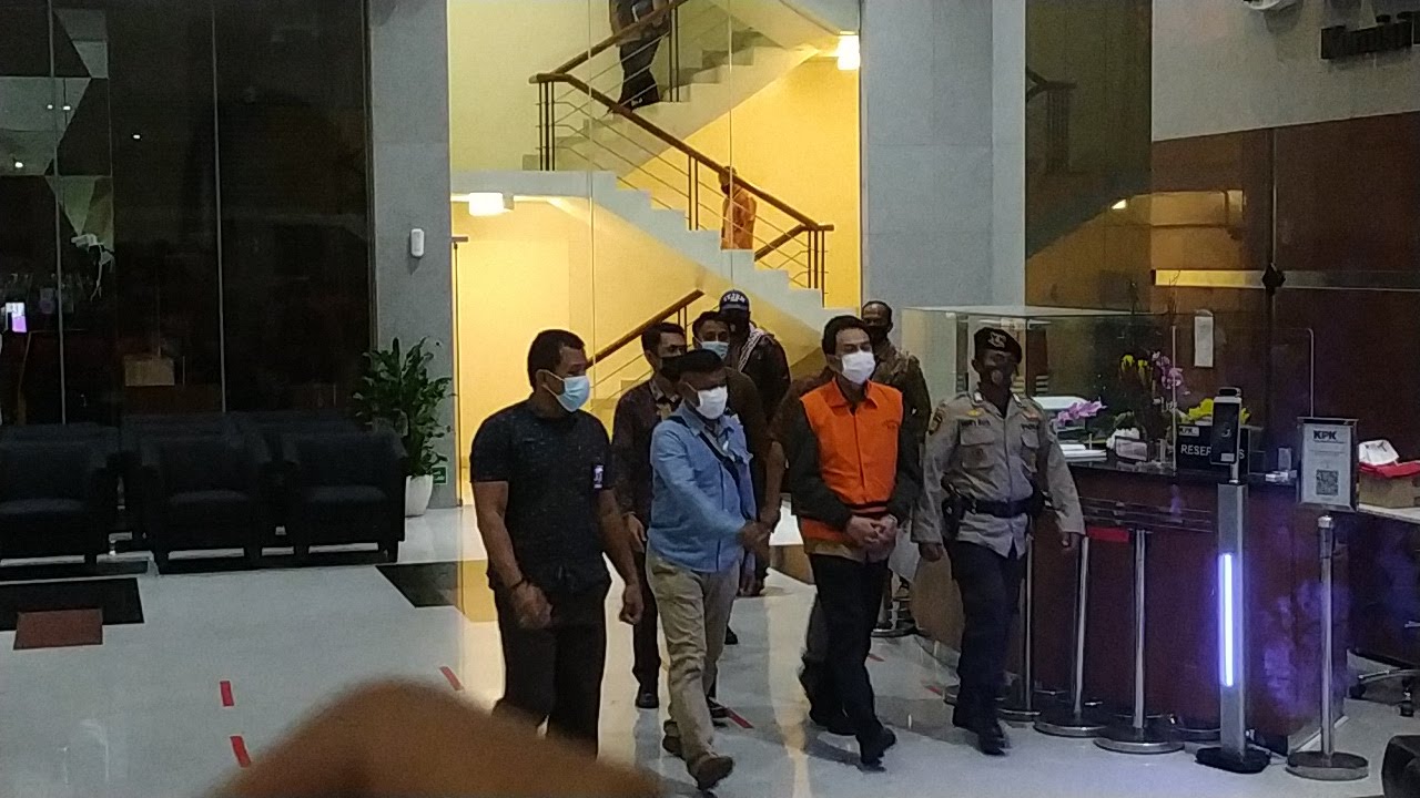 Azis Syamsudin berompi oranya seusai diperiksa KPK