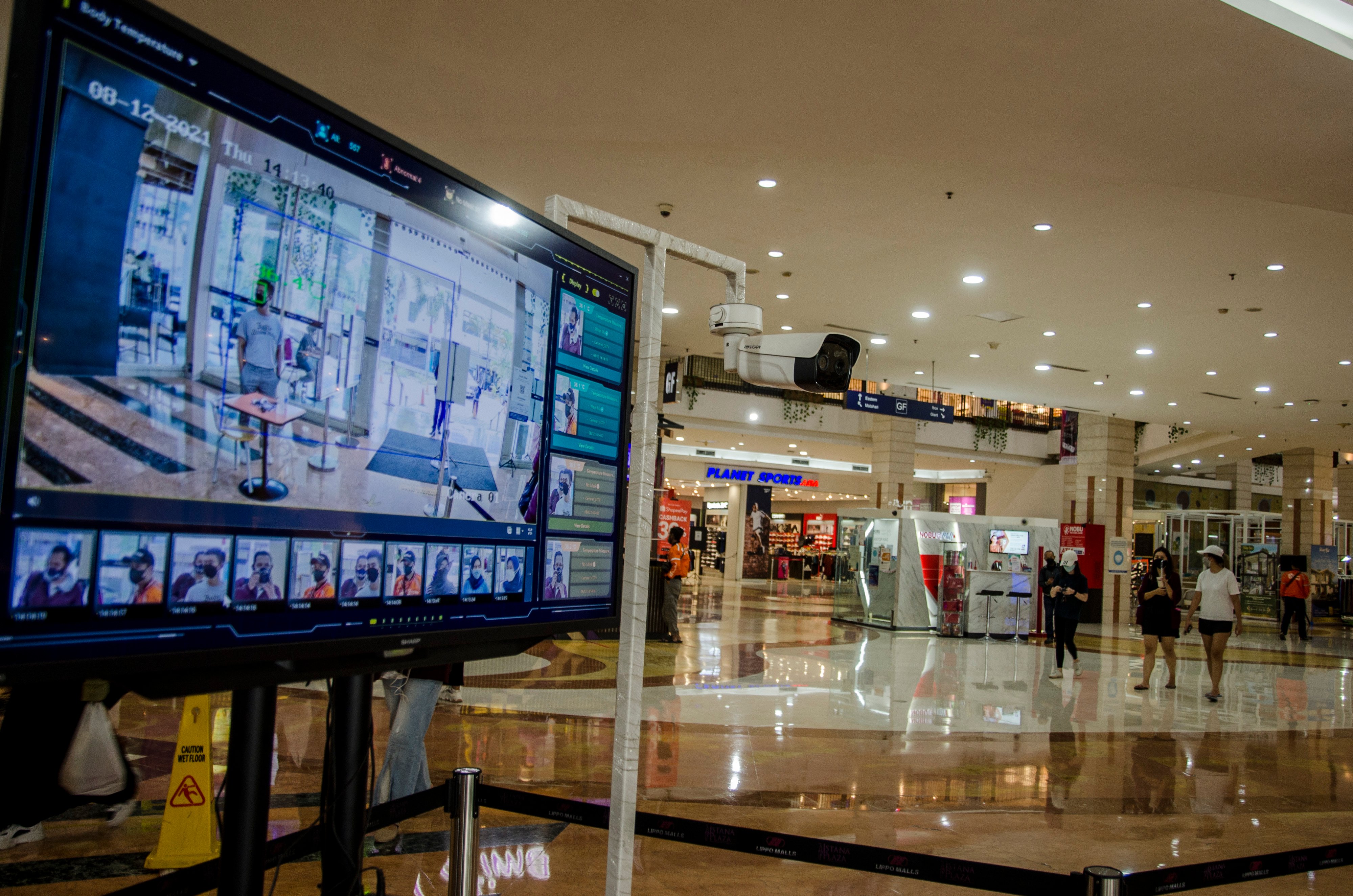  Suasana di salah satu mal di Kota Bandung