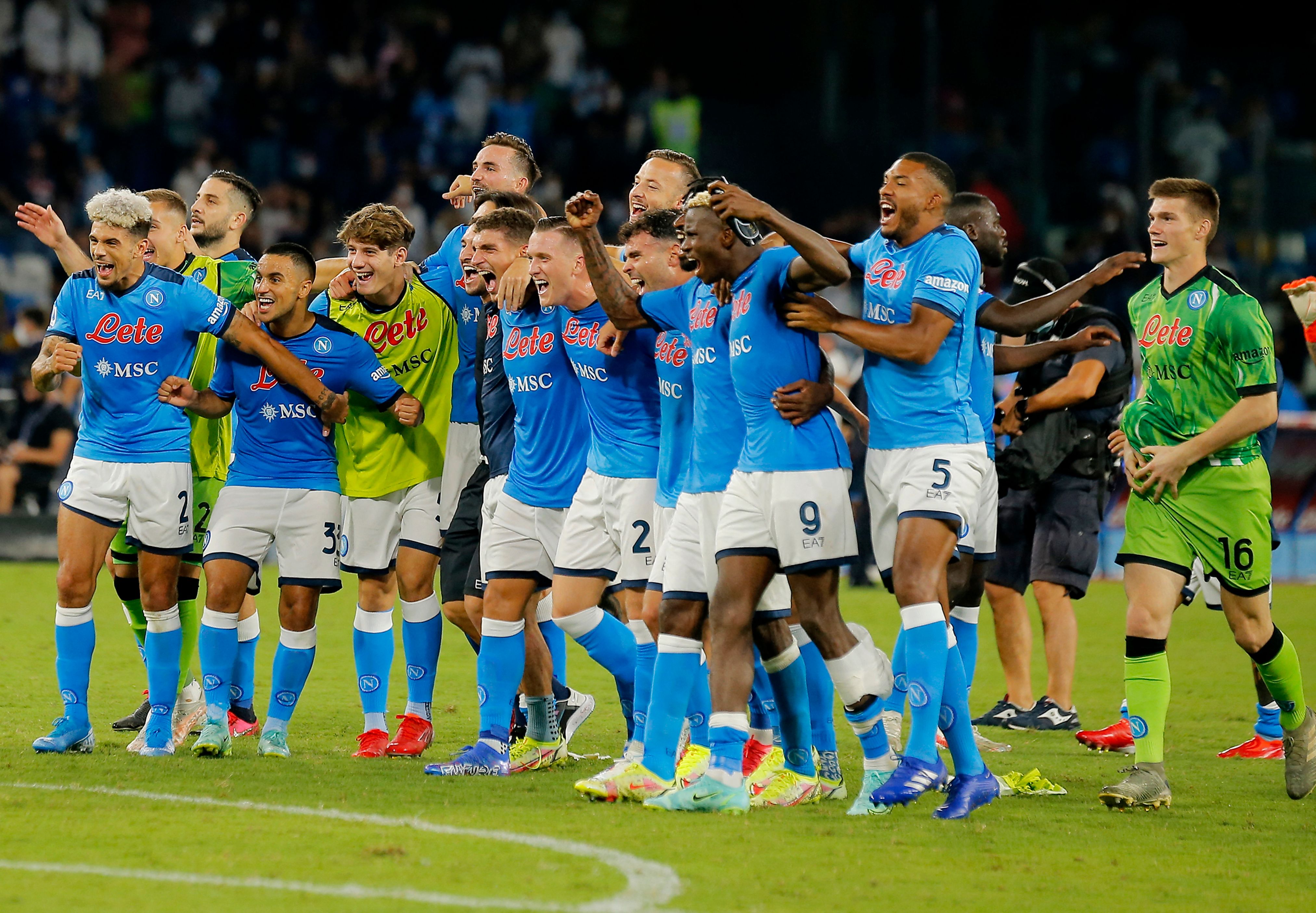 Para pemain Napoli melakukan selebrasi setelah mengalahkan Juventus 2-1 di Stadion Maradona, Naples, Sabtu (11/9) waktu setempat.