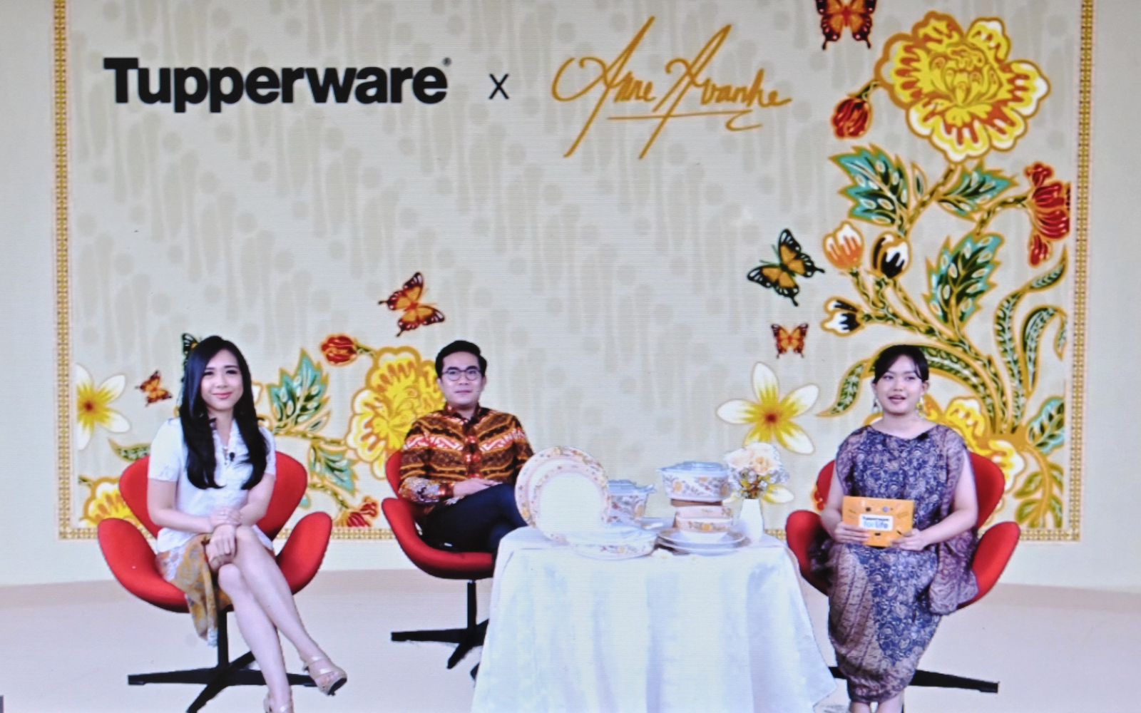 Acara konferensi pers  kolaborasi Tupperware dengan designer Anne Avantie.