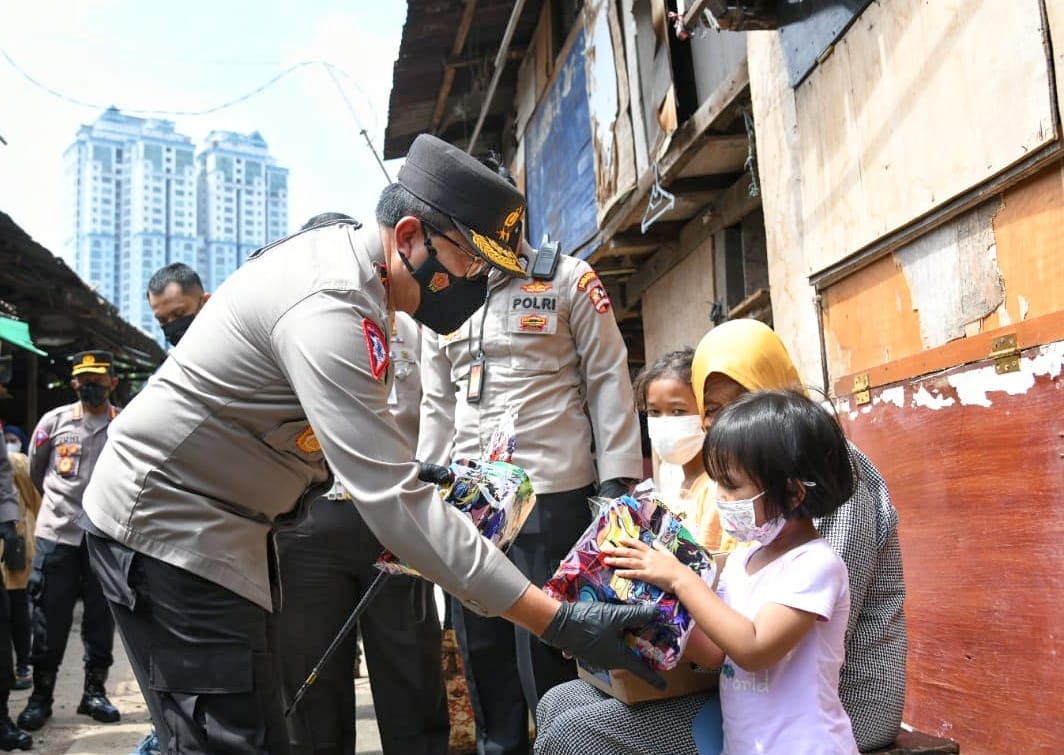 Kakorlantas Polri Irjen Istionoi kut membagikan bingkisan dalam HUT Polantas ke 66 untuk kaum duafa di Setiabudi, Jakarta Selatan, Jumat (24
