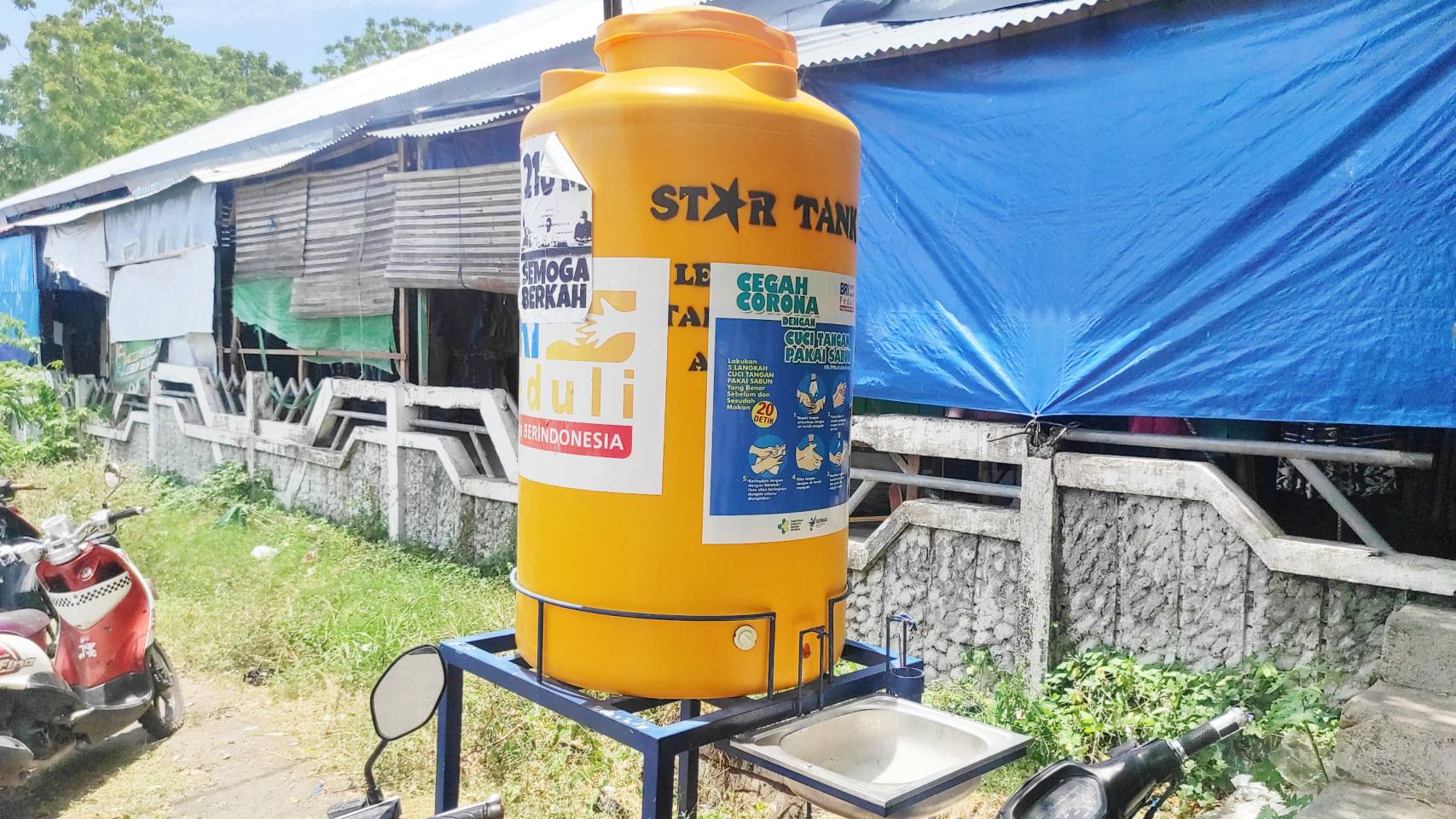 Fasilitas cuci tangan yang ditempatkan di Pasar Tingkat Maumere tidak bisa digunakan karena rusak.