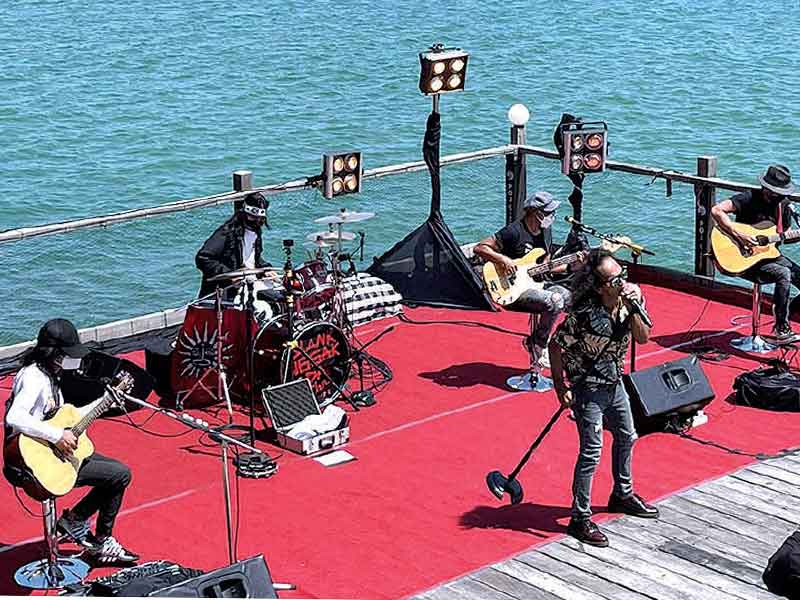 Penampilan grup musik Slank dalam program Vaksin untuk Indonesia di POJ City, Semarang, kemarin.