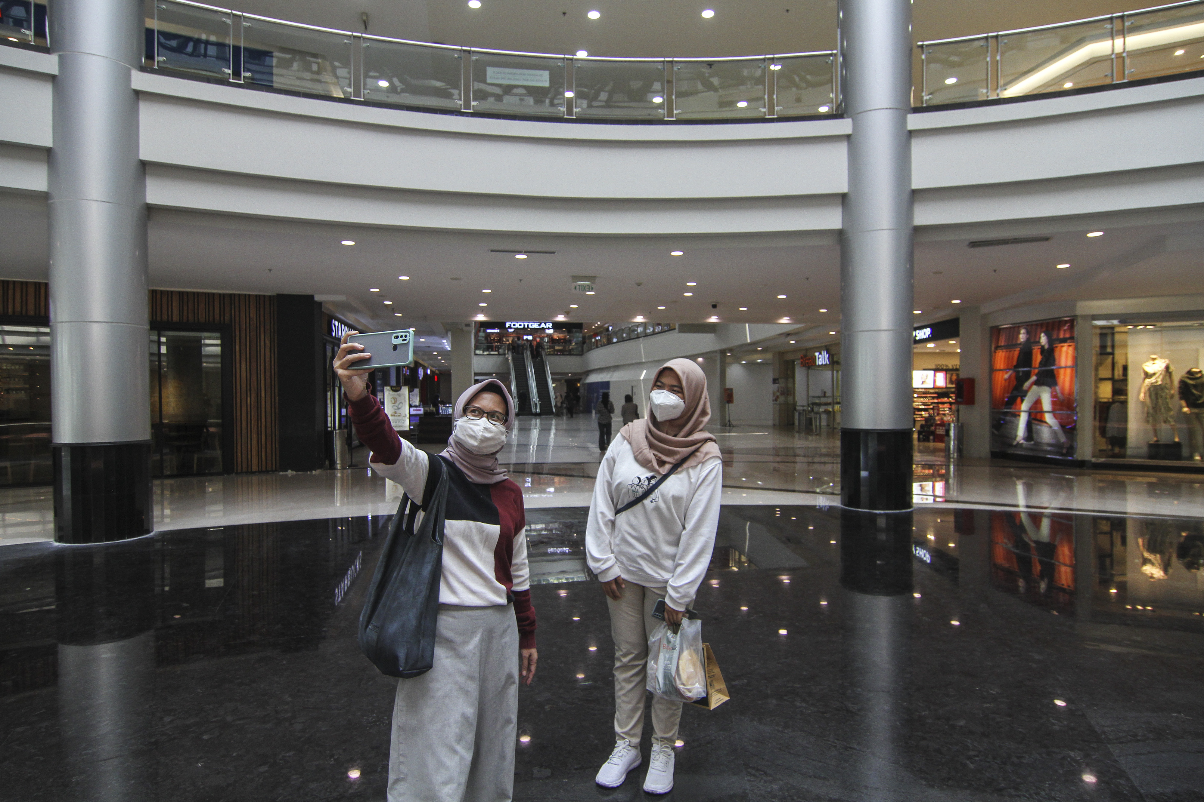 Pengunjung berswafoto saat berada pusat perbelanjaan MargoCity, Depok, Jawa Barat