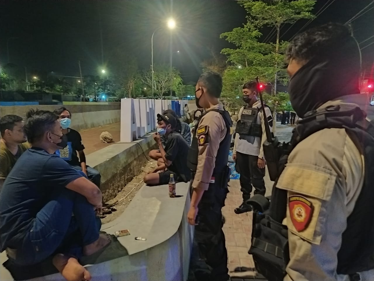 Personel Polda Nusa Tenggara Timur mendatangi warga untuk menanamkan disiplin protokol kesehatan, Minggu malam (26/9)