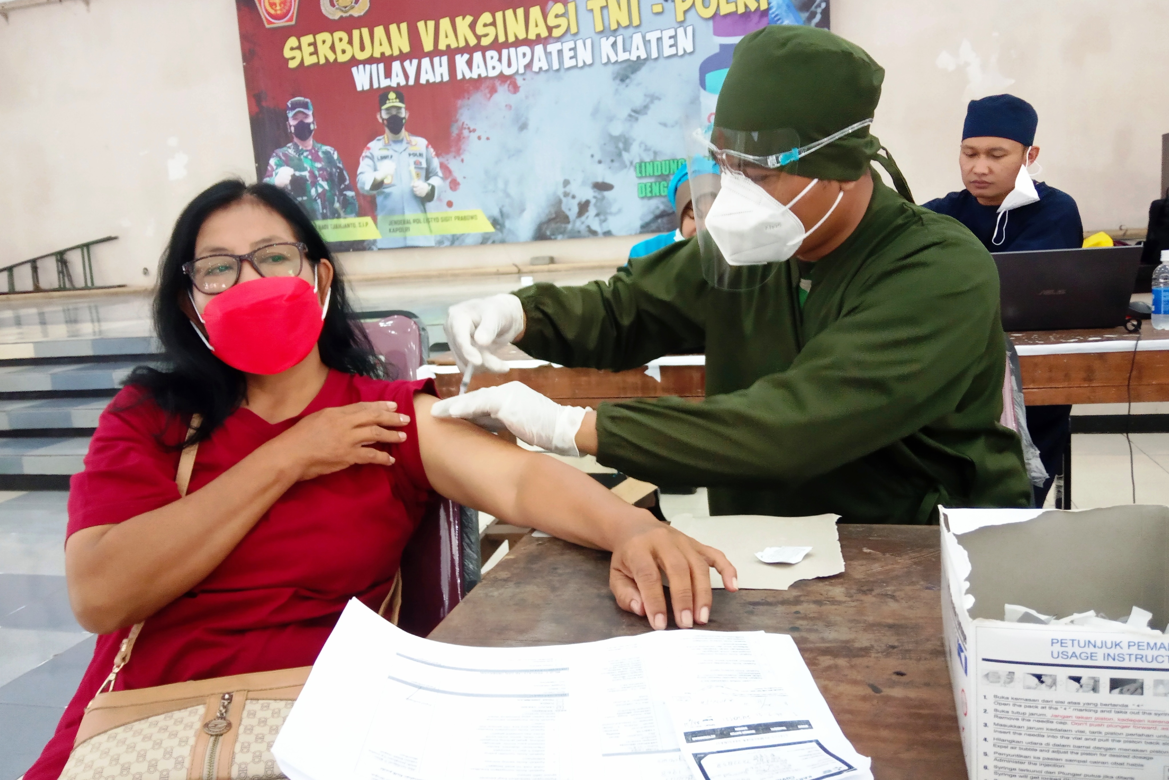 Salah satu warga mendapat suntik vaksin covid-19 pada serbuan vaksinasi di Gedung Sunan Pandanaran, Klaten. 