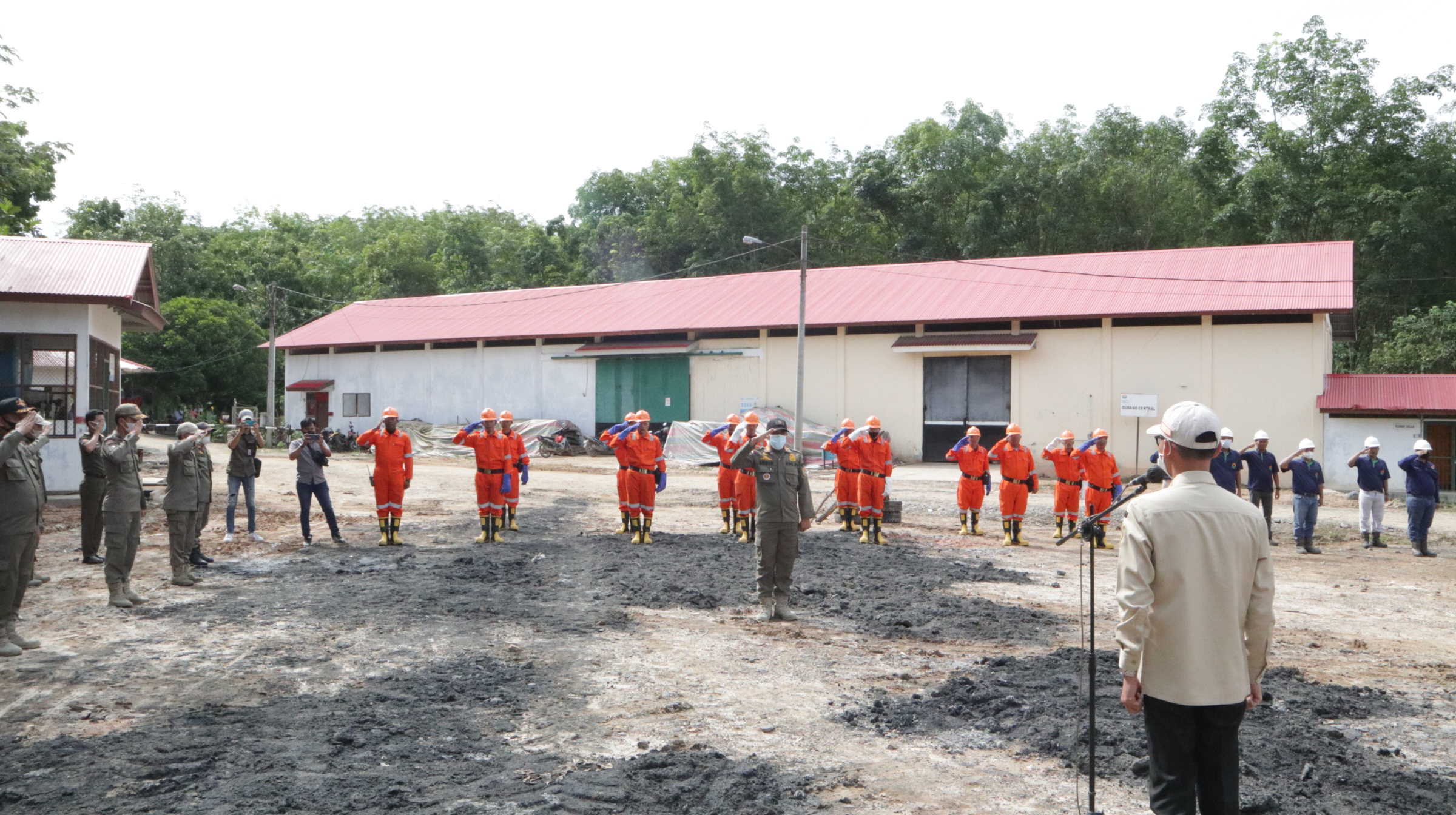 Wabup OKU Timur HM Adi Nugraha Purna Yudha saat meninjau kesiapsiagaan bencana PT Wahana Karya (PT WK) di Kecamatan Jaya Pura, Rabu (15/9).