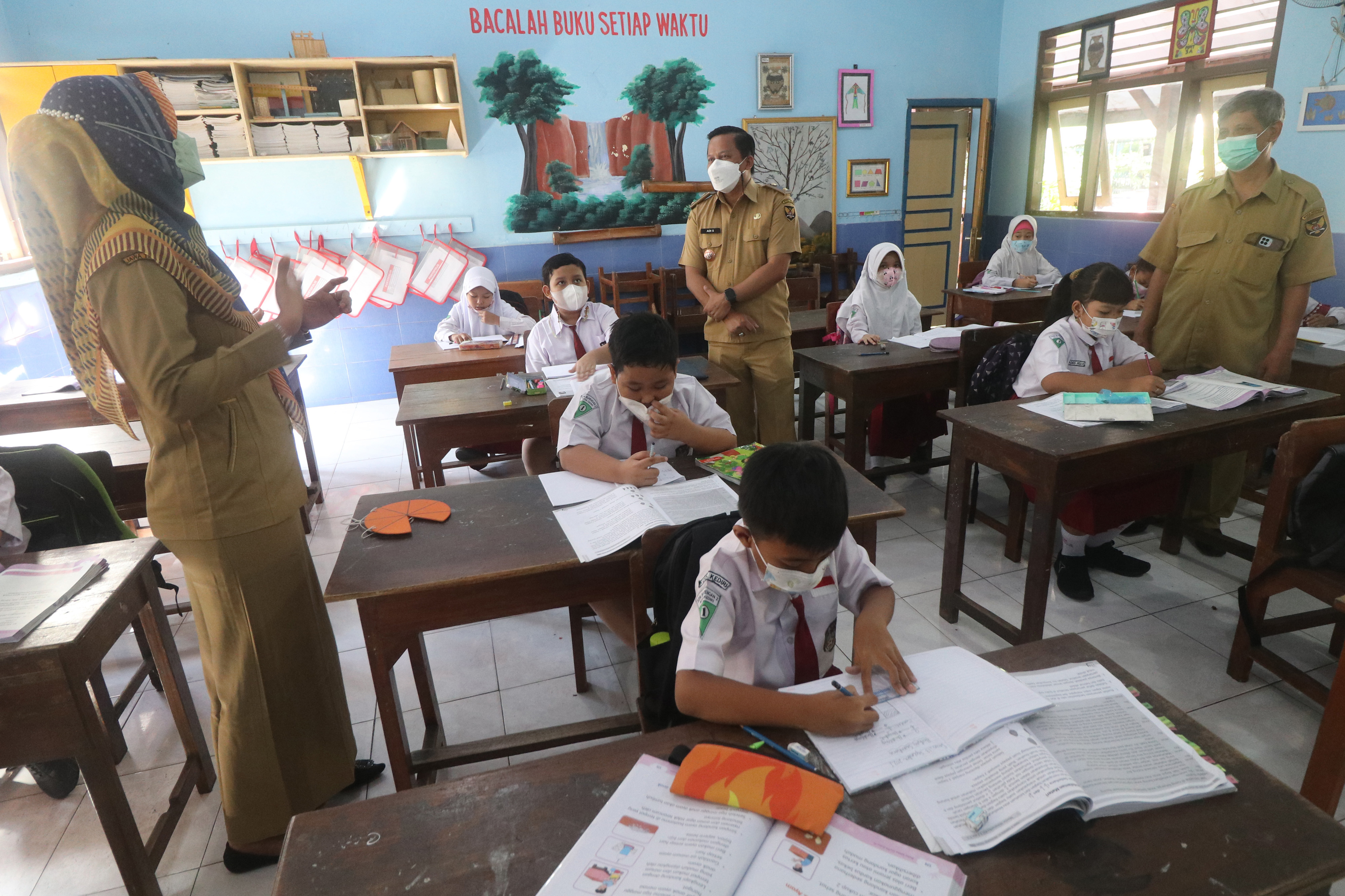 Nadiem Ingatkan Sekolah di Wilayah PPKM Level 1-3 Segera PTM