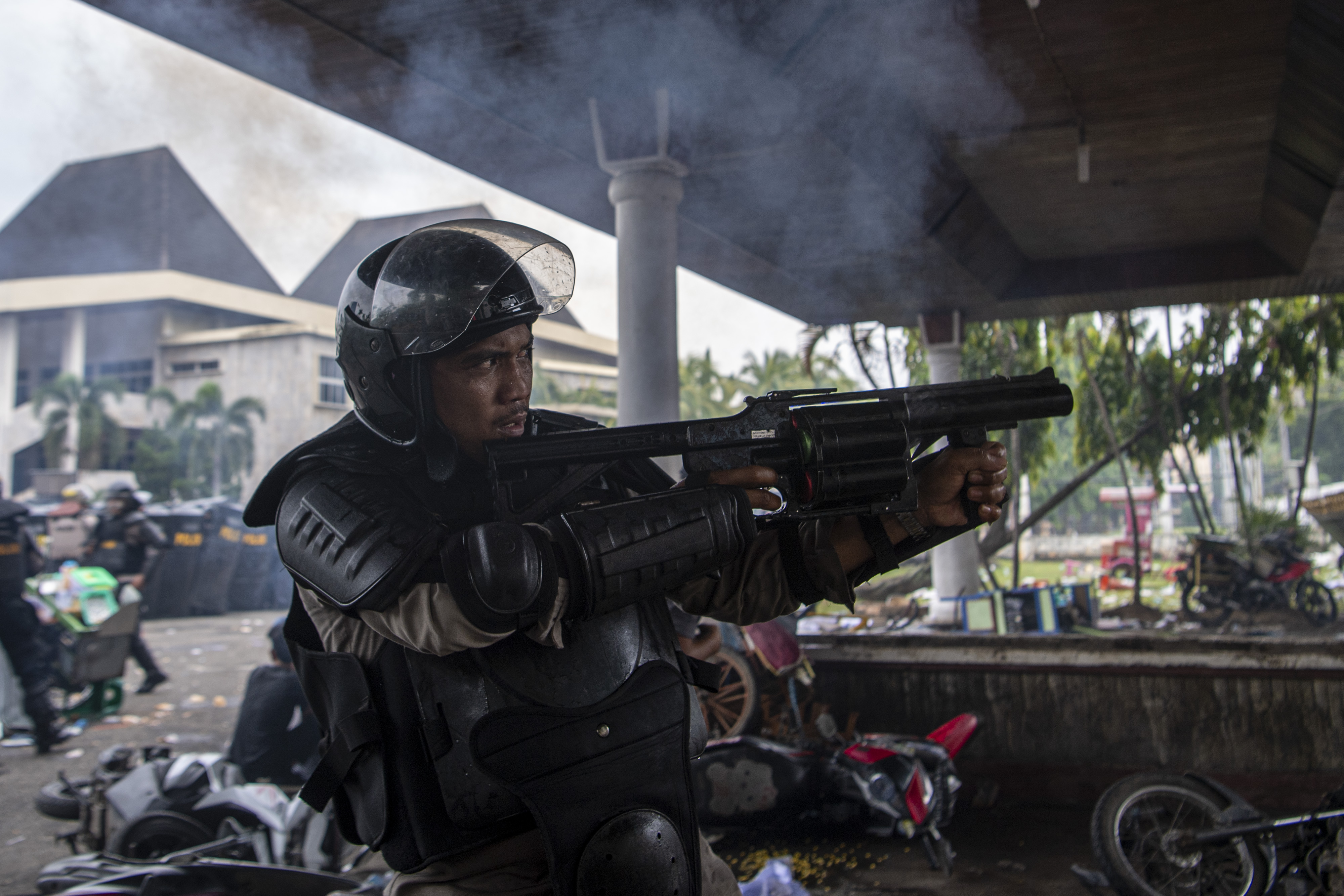 Polisi menembakkan gas air mata ke arah pengunjuk rasa saat demo menolak Undang-Undang Cipta Kerja di depan Kantor DPRD Provinsi Sumsel.