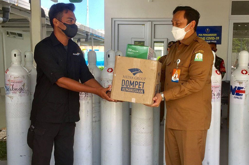 Perwakilan Media Group Alhadi Habibi menyerahkan bantuan tabung oksigen kepada Direktur RSUDZA Banda Aceh Isra Firmansyah di Banda Aceh, Sen