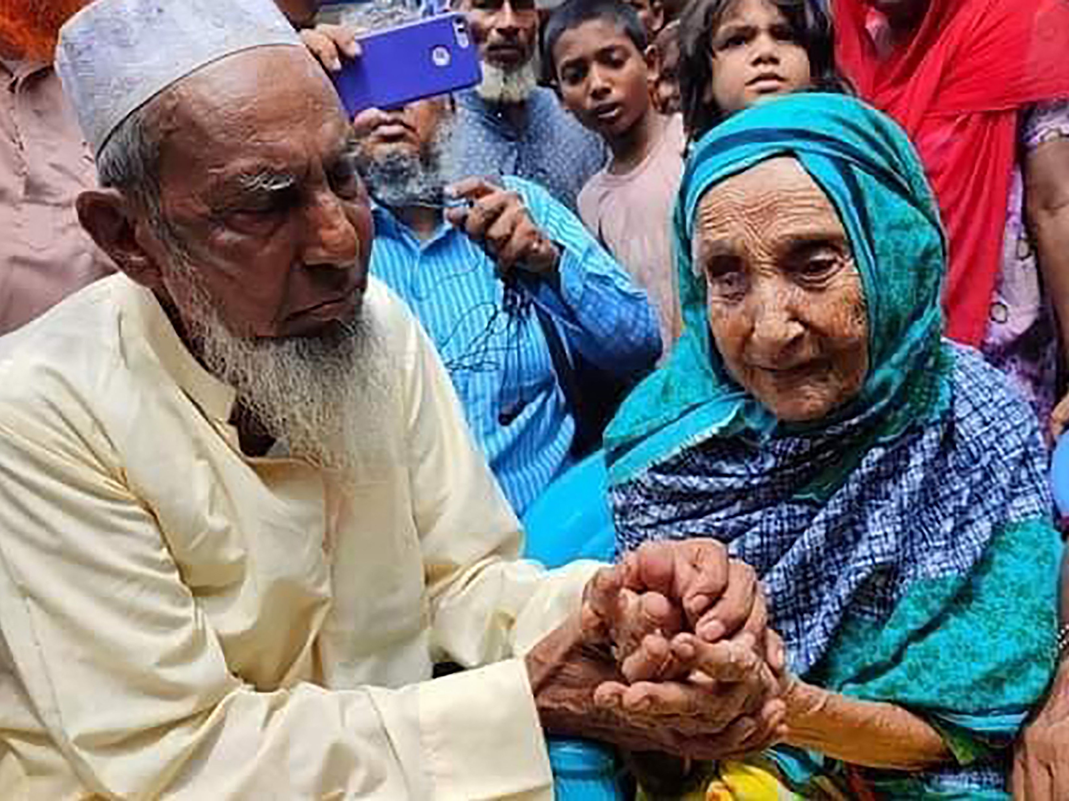 Abdul Kuddus Munsi (kiri) berinteraksi dengan ibunya Mongola Nessa (kanan), Sabtu (25/9).