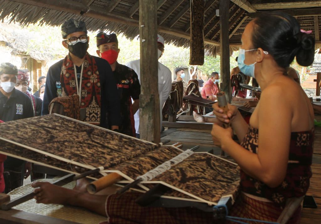 Menparekraf Sandiaga Uno berdialog dengan pengrajin kain Gringsing di Desa Tenganan, Kecamatan Manggis, Kabupaten Karangasem, Bali. 