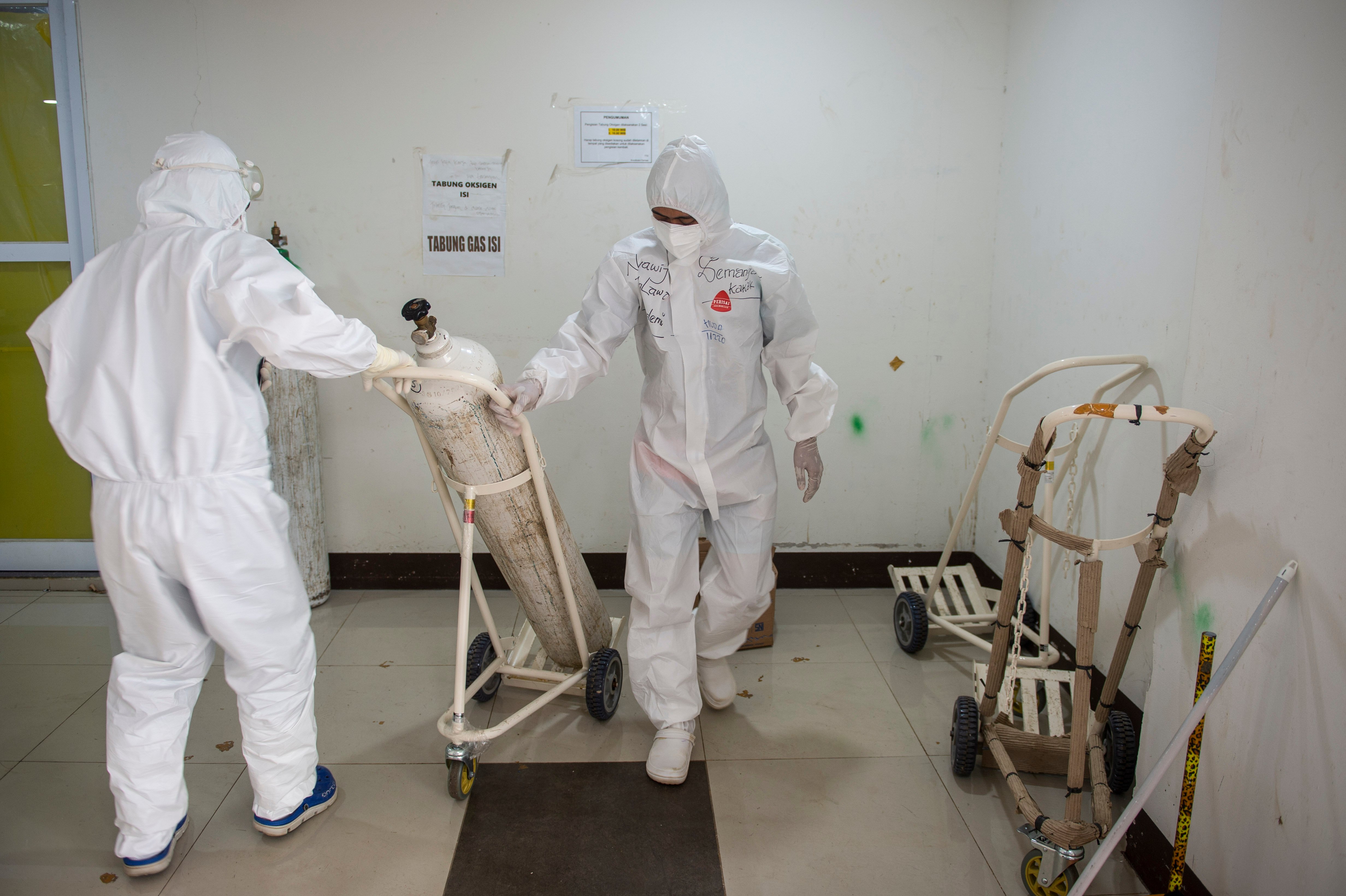 Tenaga kesehatan menyiapkan tabung oksigen utnuk pasien Covid-19