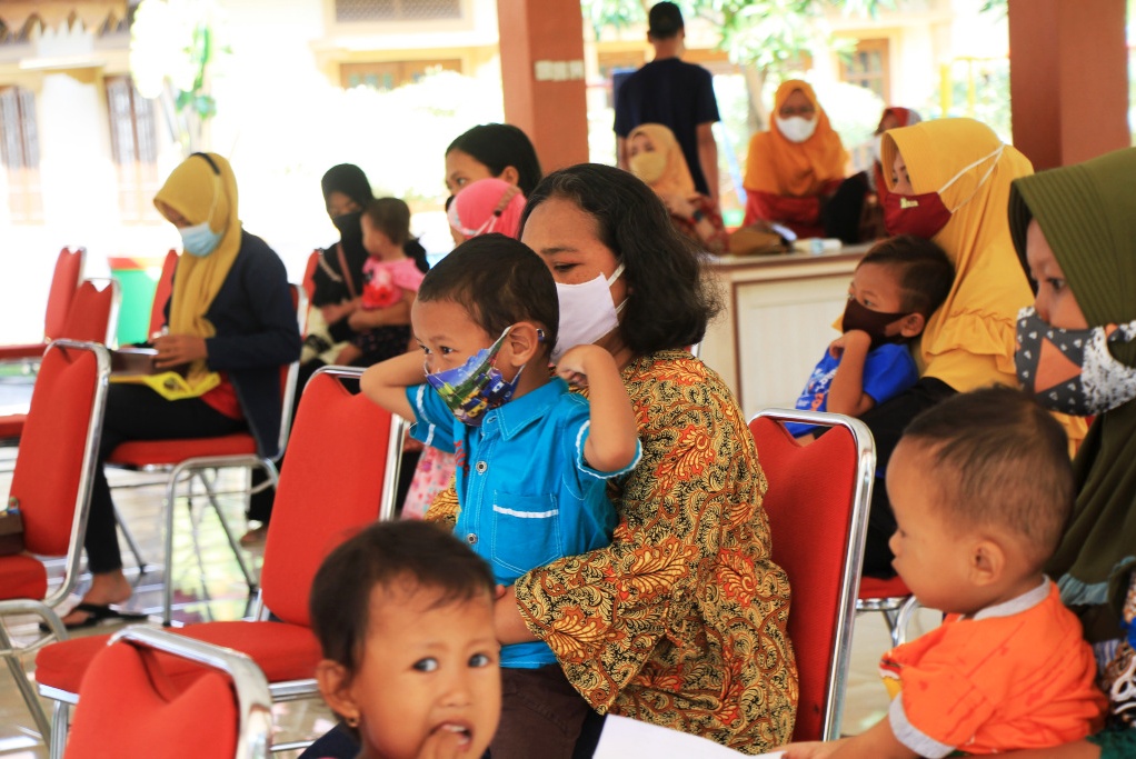 Ibu-ibu dengan anak stunting di Kelurahan Mojo, dikumpulkan Dharma Wanita Kota Solo, untuk diberi penyuluhan dan bantuan sosial makanan berg
