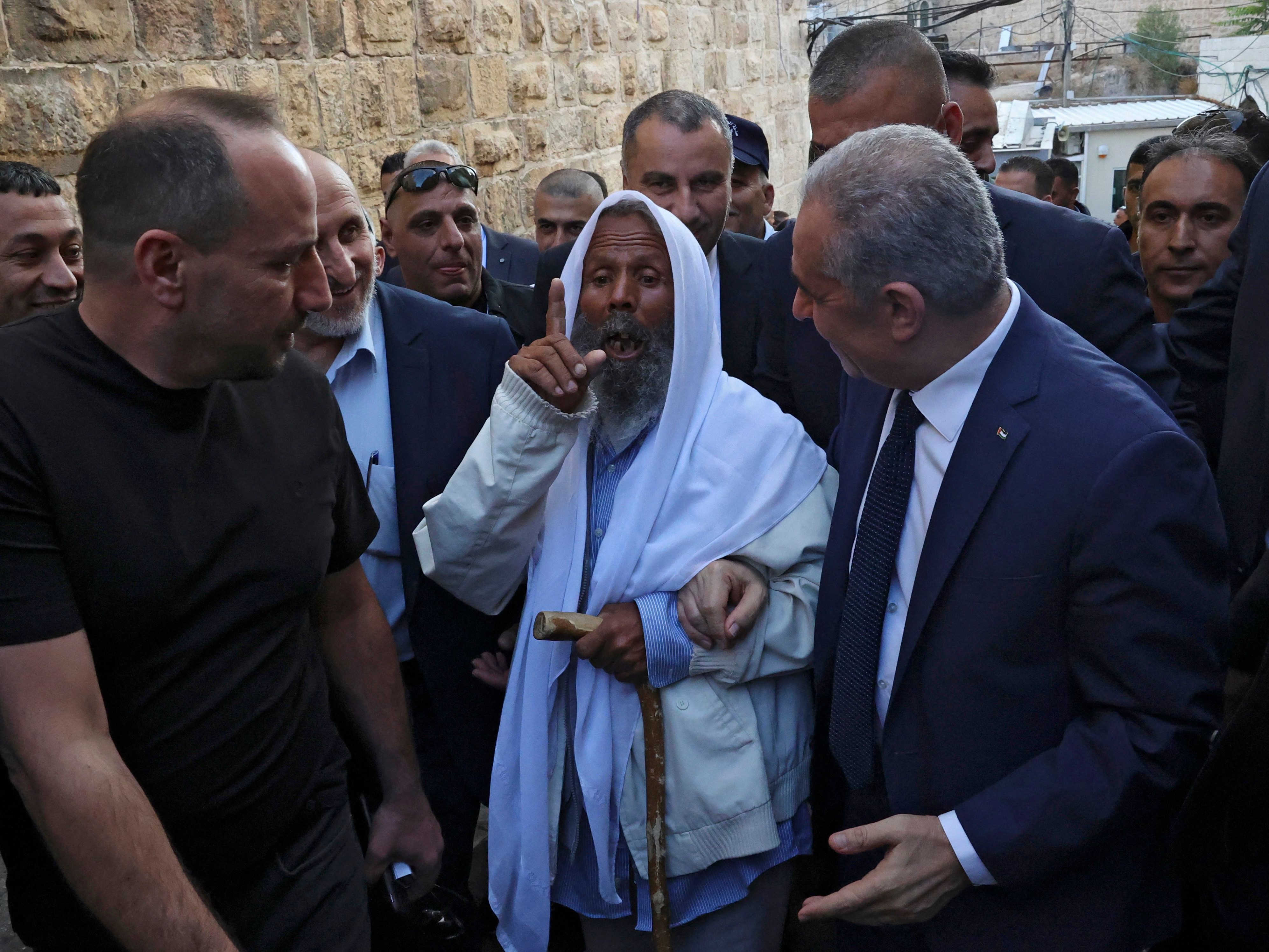 PM Palestina Mohammad Shtayyeh (kanan) mendengarkan seorang lelaki tua Palestina yang tinggal di area C (di bawah pemerintahan Israel).