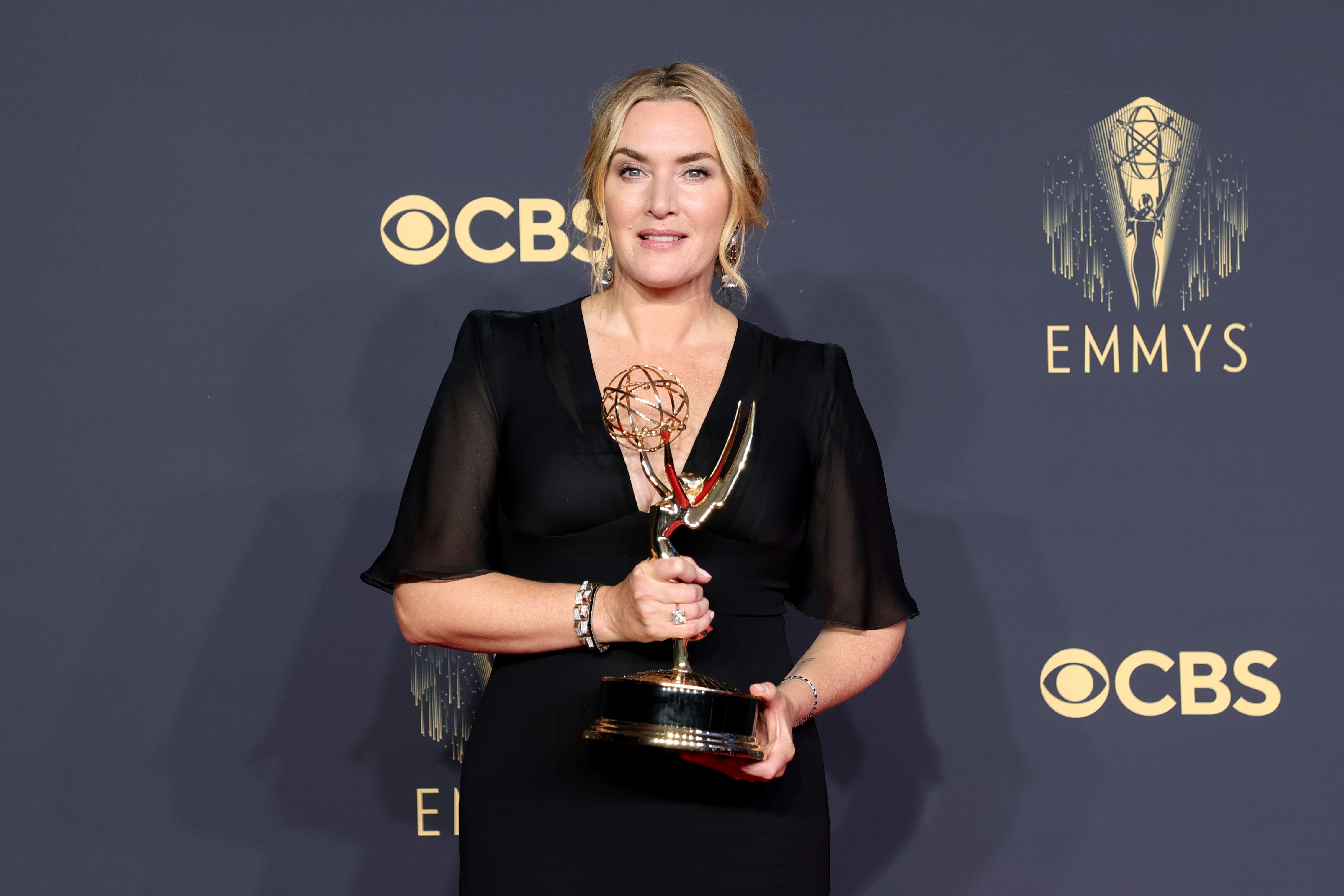 Aktris Kate Winslet berpose usai meraih Penghargaan Emmy lewat serial HBO Mare of Easttown.