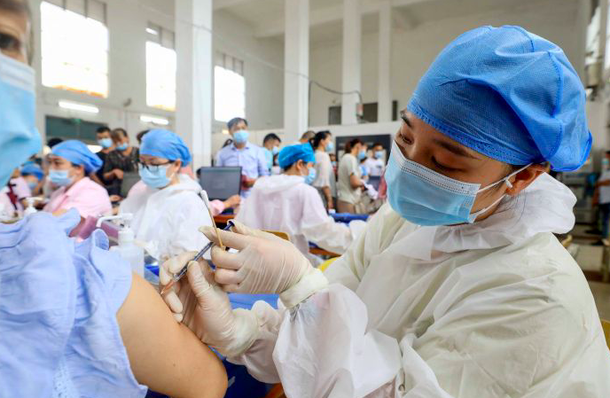 Petugas melakukan vaksinasi di Tiongkok. 