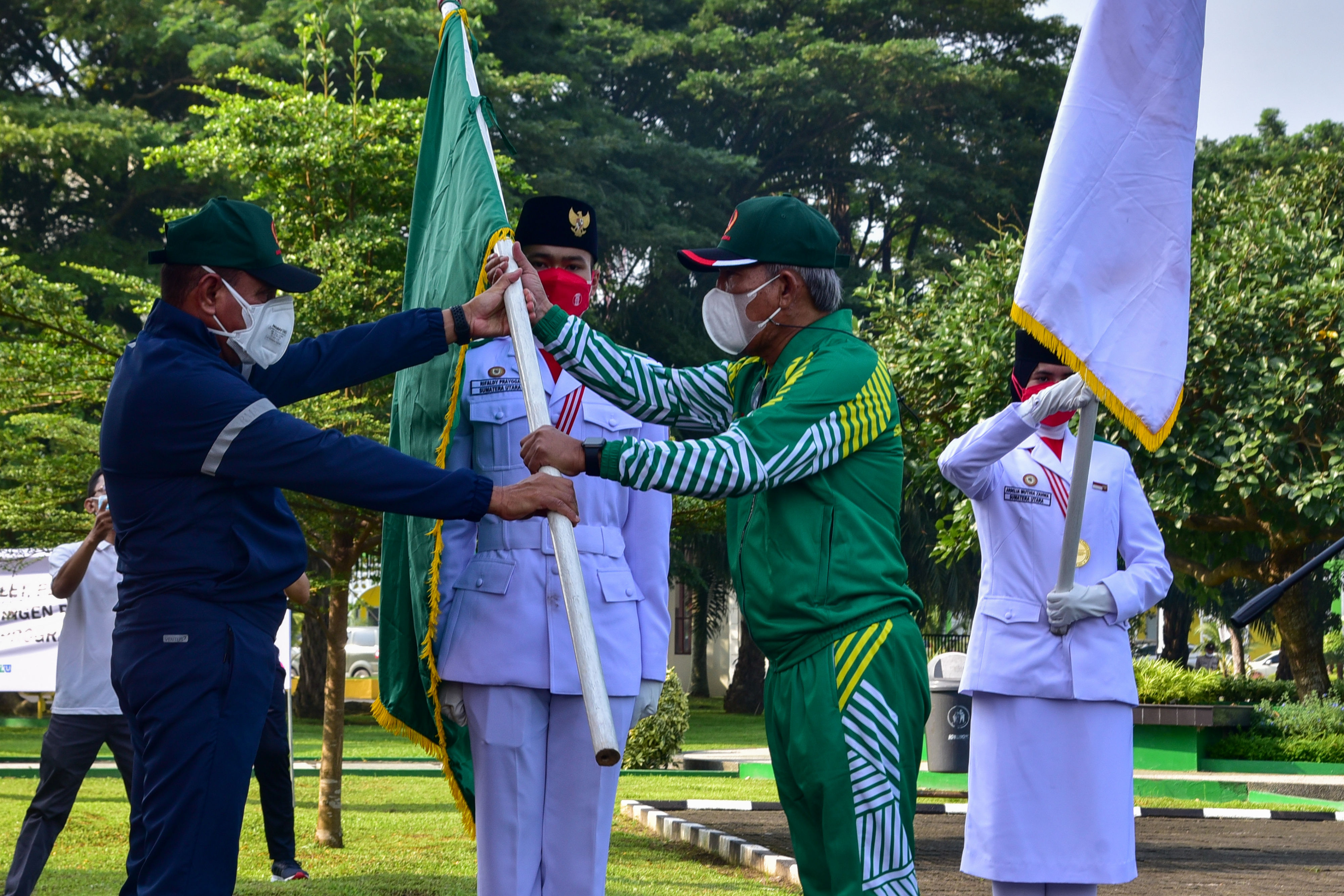  Gubernur Sumatra Utara Edy Rahmayadi melepas Kontingen Sumatra Utara pada PON XX Papua. 