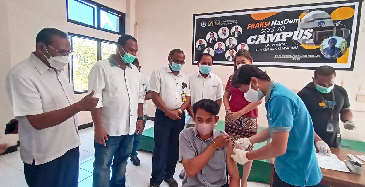 Vaksinasi di kampus yang diprakarsai Fraksi NasDem DPRD NTT