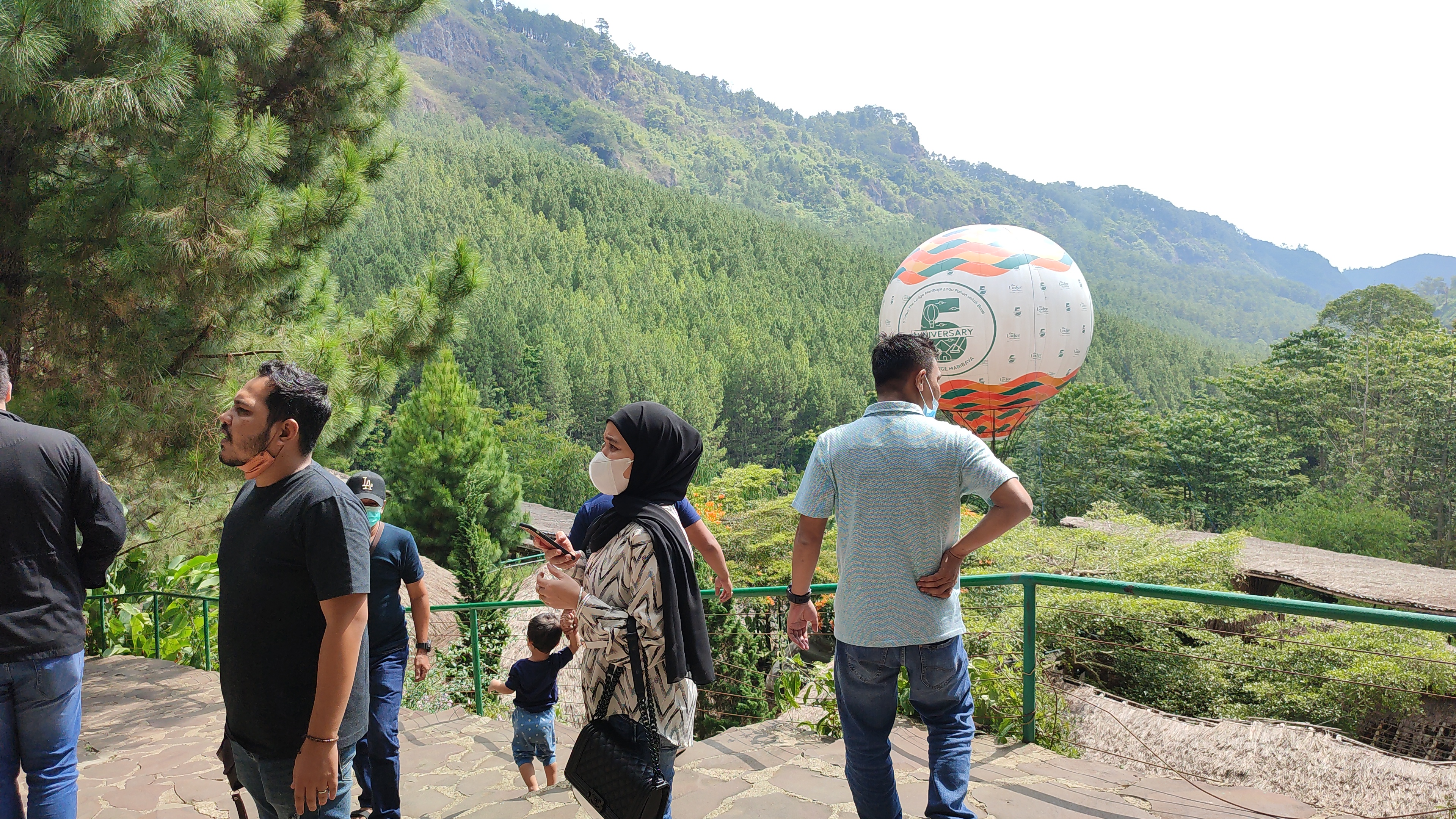 Sejumlah wisatawan mengunjungi The Lodge Maribaya