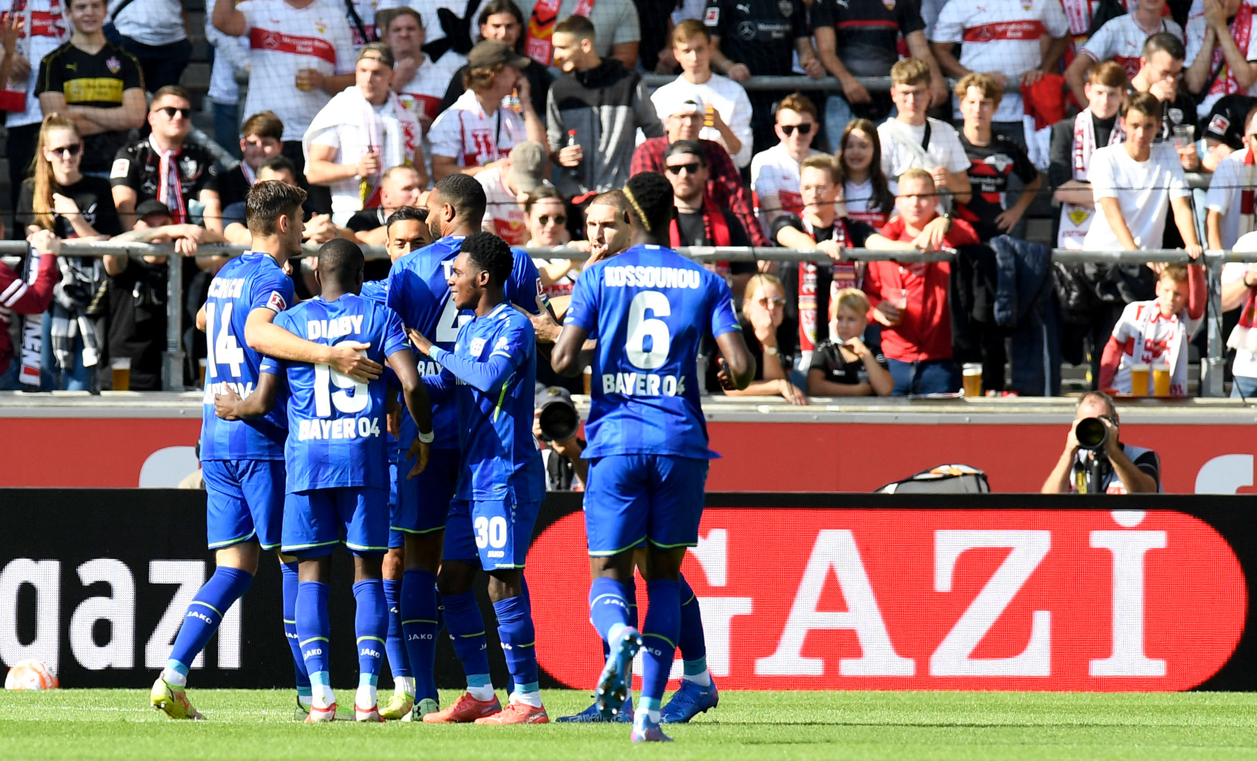 Para pemain Bayer Leverkusen melakukan selebrasi usai mencetak gol ke gawang Stuttgart di laga Bundesliga.
