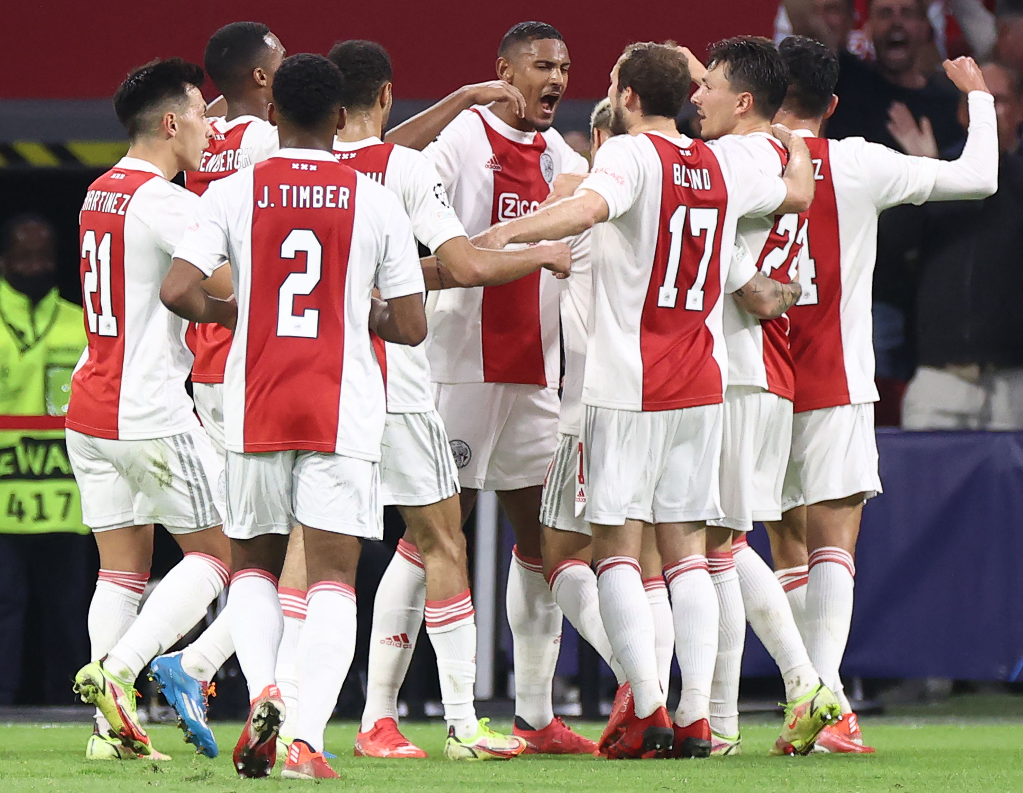 Para pemain Ajax melakukan selebrasi usai mencetak gol ke gawang Besiktas di laga Liga Champions.