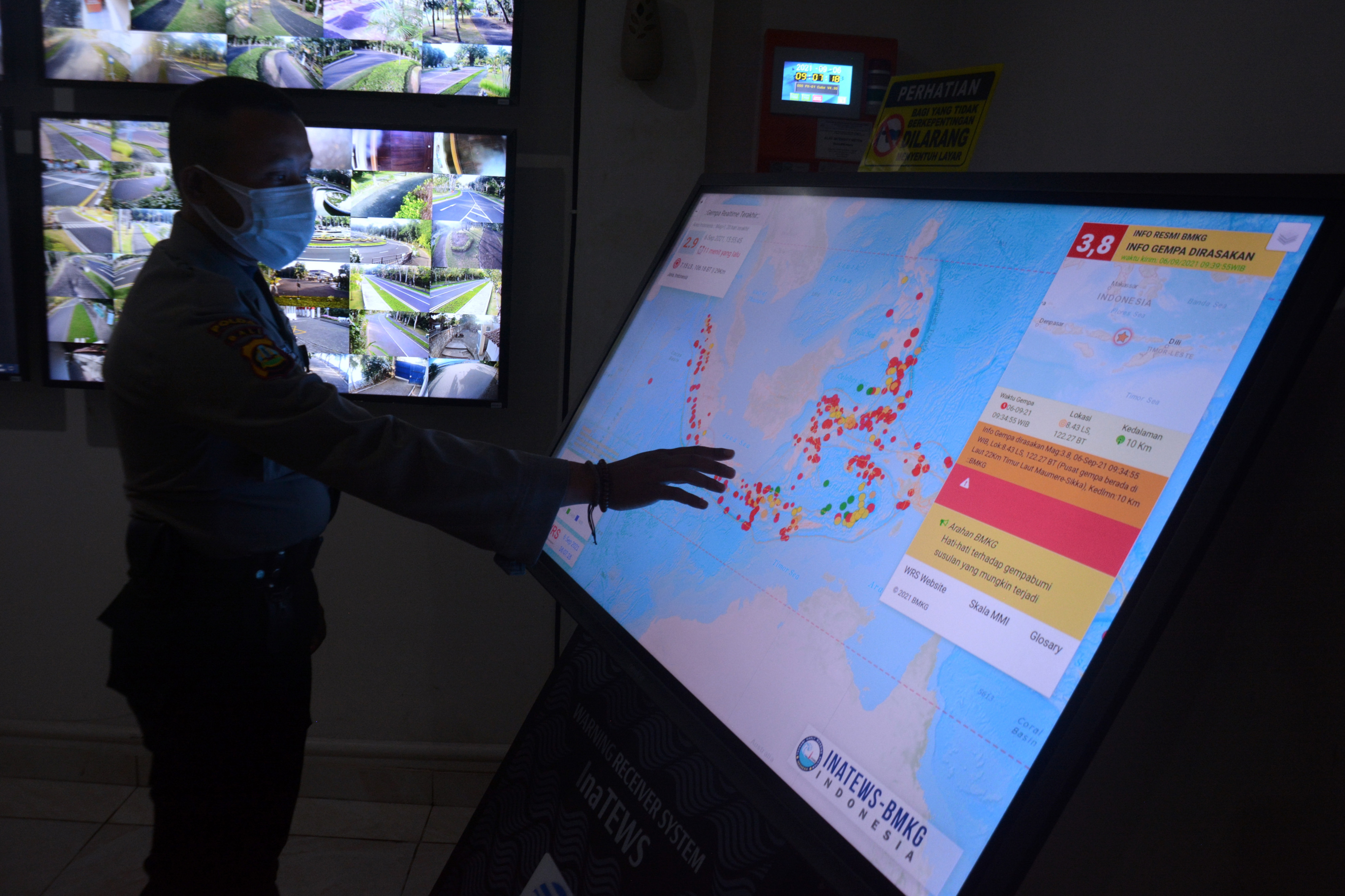 Petugas mengamati informasi gempa bumi terkini melalui alat Warning Receiver System (WRS) di The Nusa Dua, Badung, Bali, (6/9/2021)