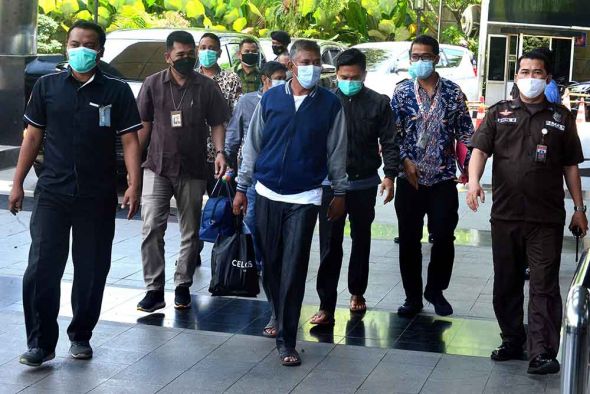 Empat dari enam orang pihak dikawal petugas untuk menjalani pemeriksaan penyidik saat tiba di Gedung Komisi Pemberantasan Korupsi (KPK), Ras