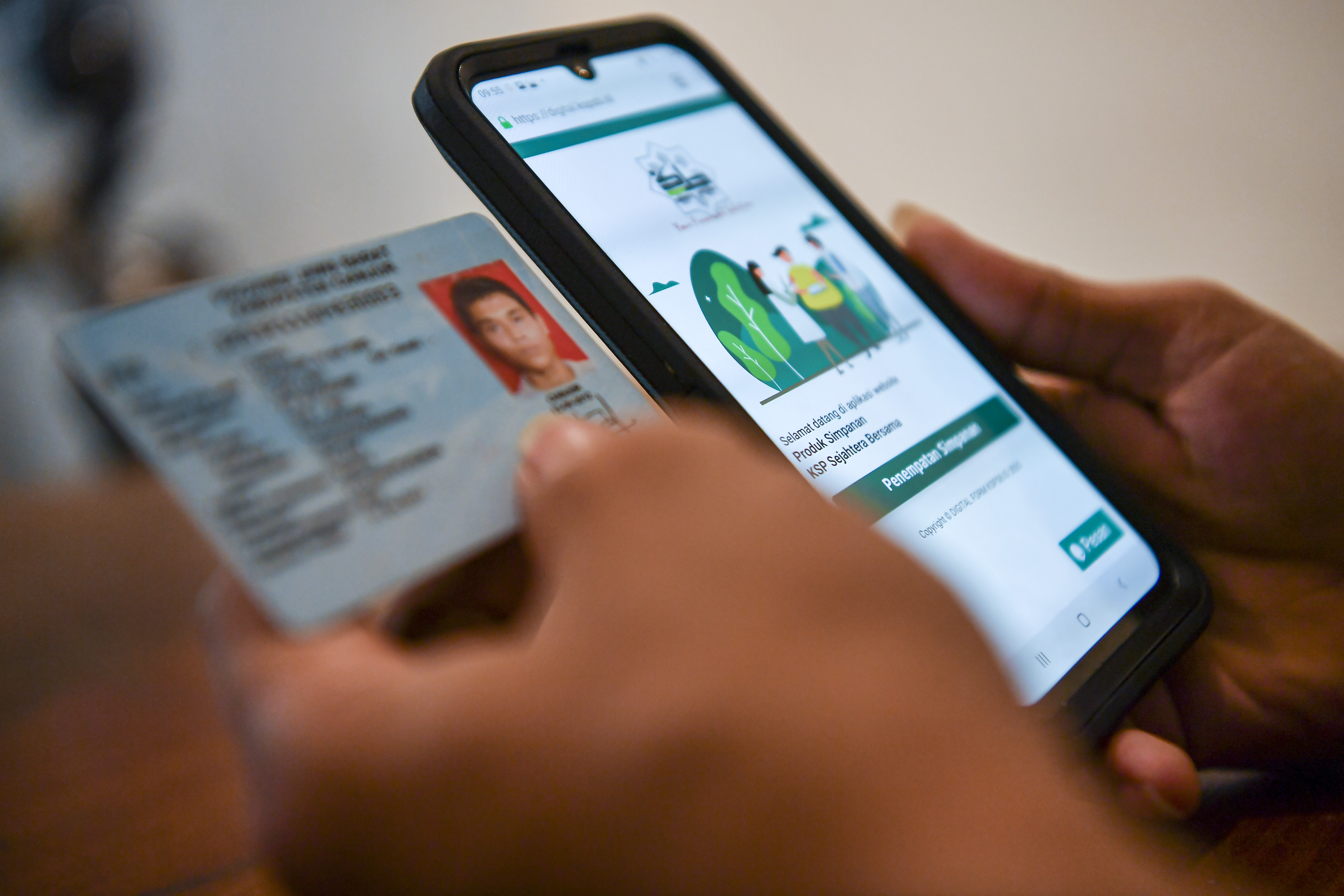  Seorang warga mengisi data pribadi di platform aplikasi di telepon genggam.