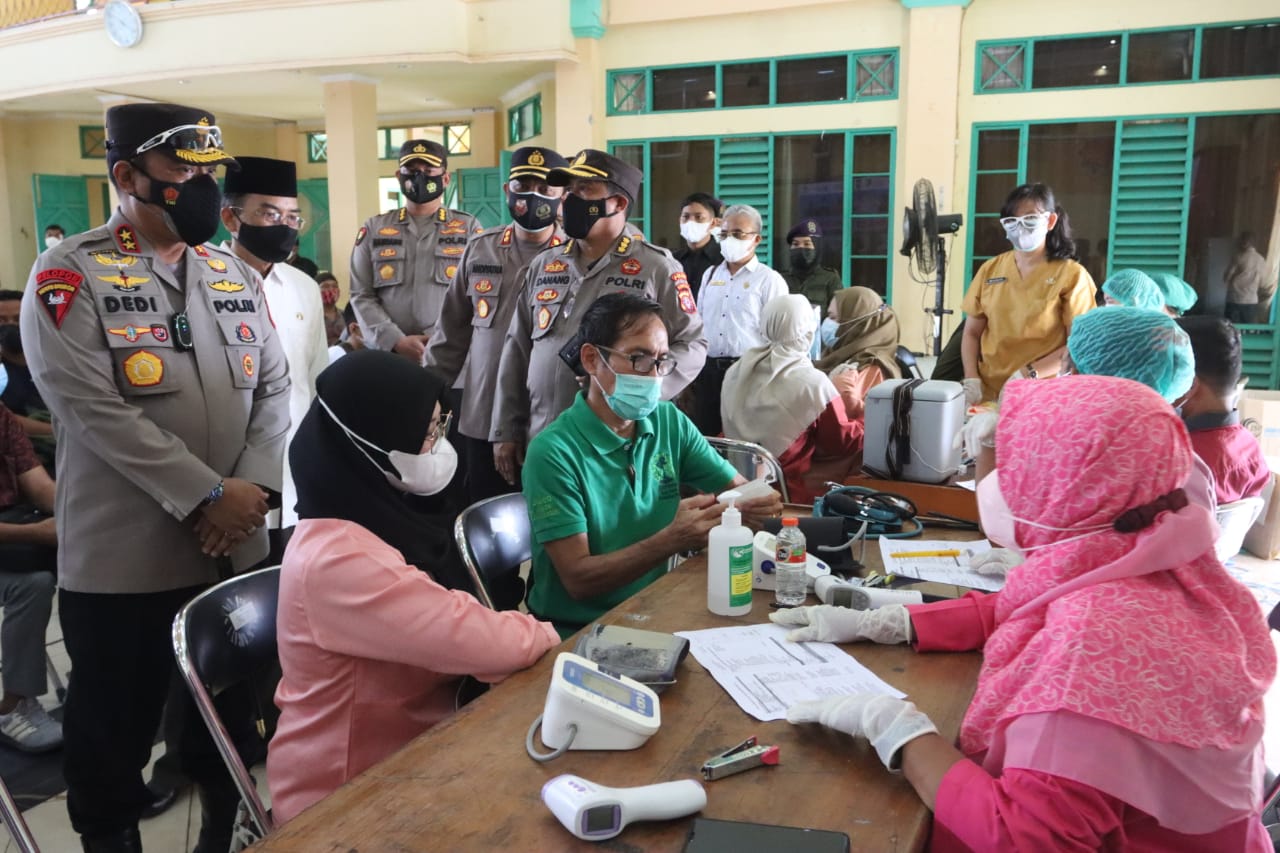Kapolda Kalimantan Tengah Irjen Dedi Prasetyo saat mendatangi lokasi vaksinasi