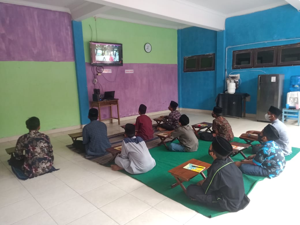 Santri Ponpes di Tegal sedang menyimak Sosialisasi CBP Rupiah bertema 