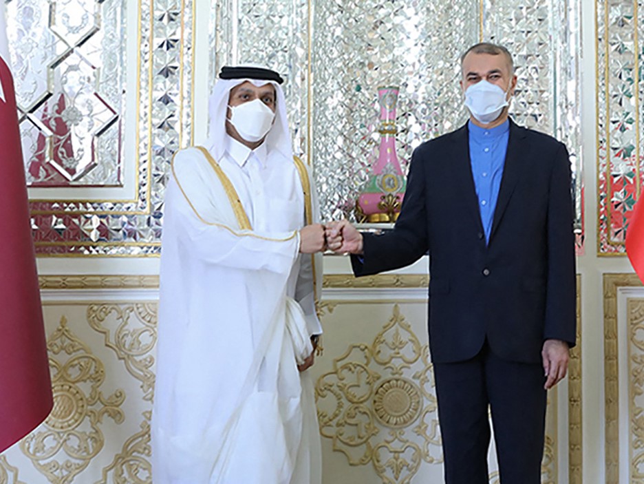 Menteri Luar Negeri Iran Hossein Amir Abdollahian (kanan) menyambut Wakil Perdana Menteri dan Menlu Qatar Mohammed bin Abdulrahman Al Thani.