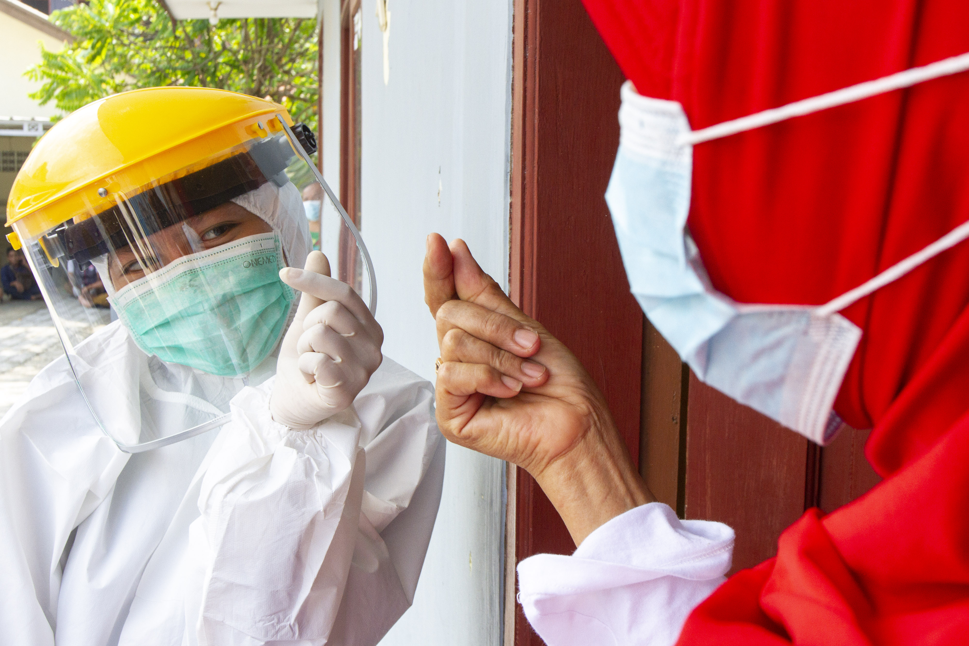 Ilustrasi: Nakes memberikan semangat pada pasien covid-19