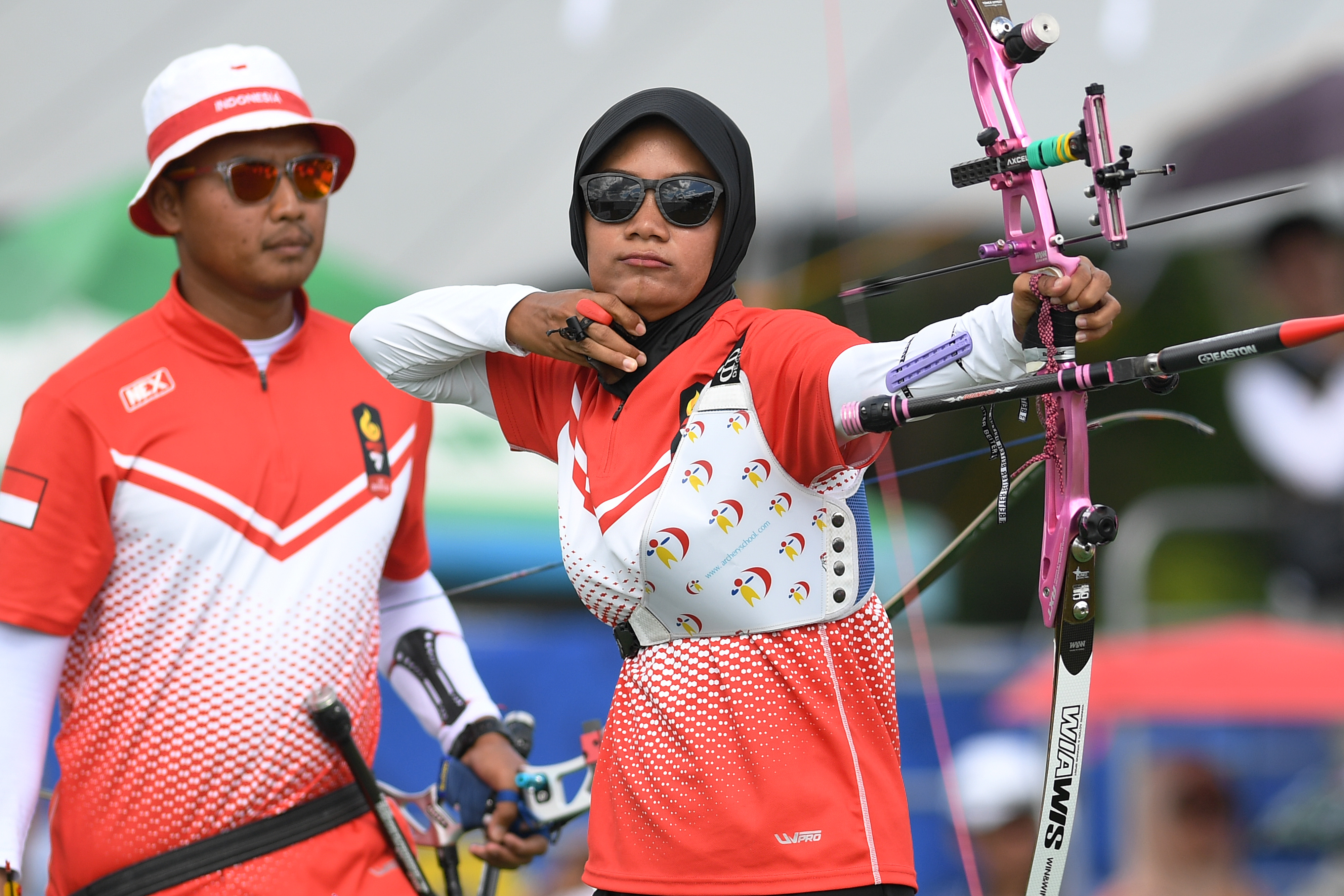 Atlet panahan Diananda Choirunisa (kanan) dan Riau Ega Agatha Salsabila.
