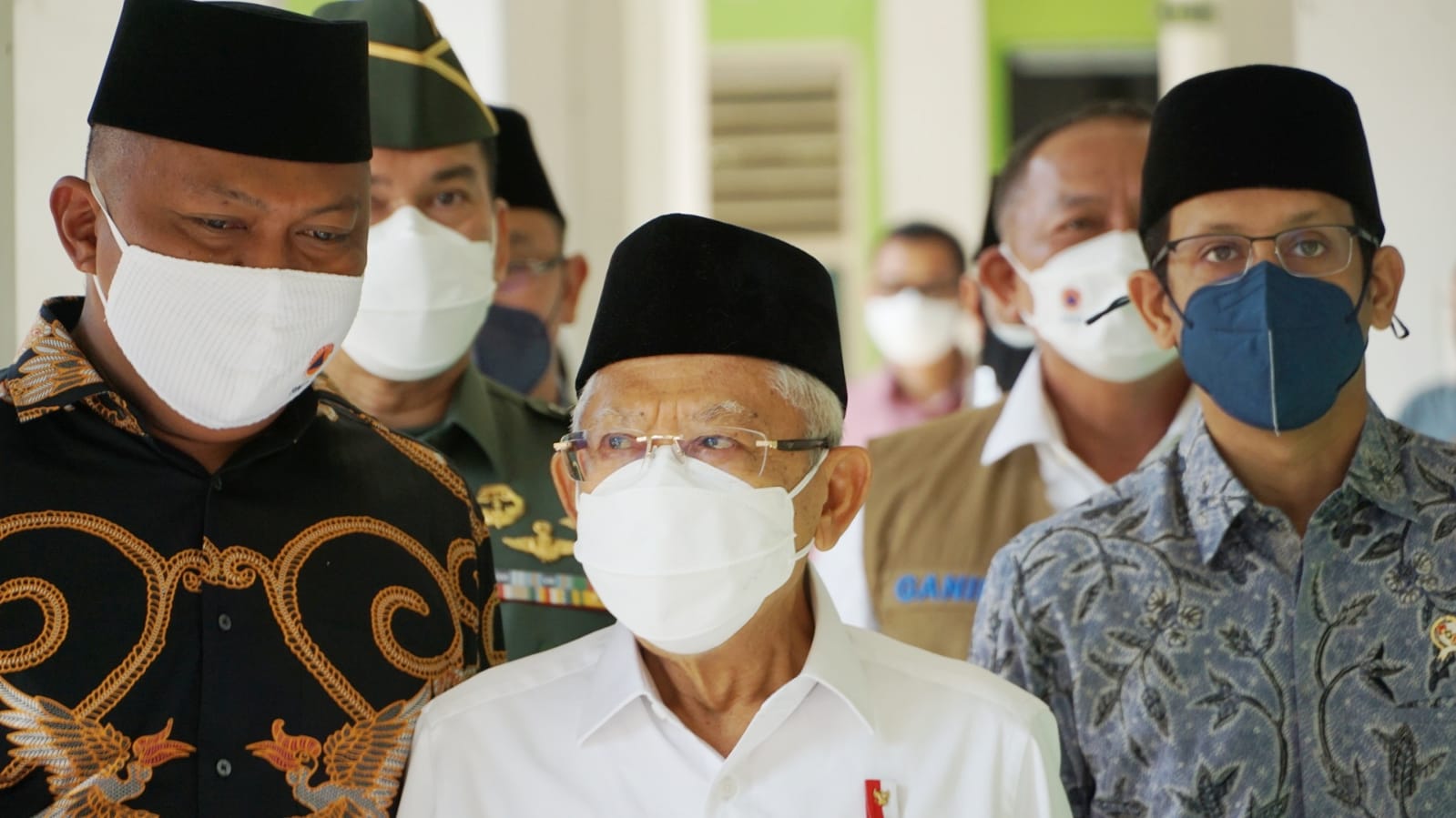 Mendikbudristek Nadiem Anwar Makarim mendampingi Wapres Ma'ruf Amin meninjau pelaksanaan PTM di Balaraja, Tangerang, Banten.