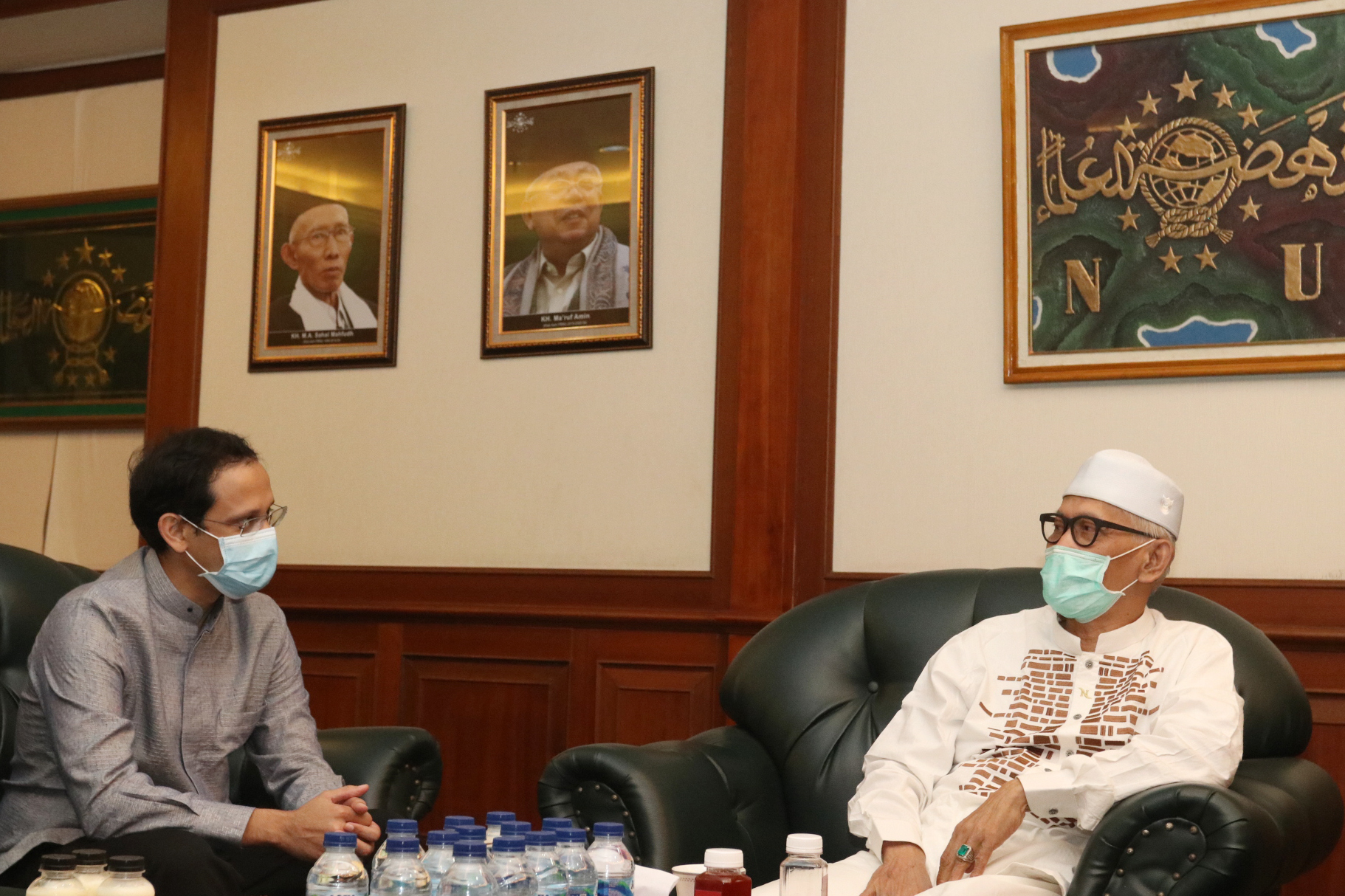 Mendikbud Nadiem Makarim (kiri) berbincang dengan Rais Aam PBNU Miftahul Akhyar tentang Program Organisasi Penggerak di Jakarta, Rabu (12/8)