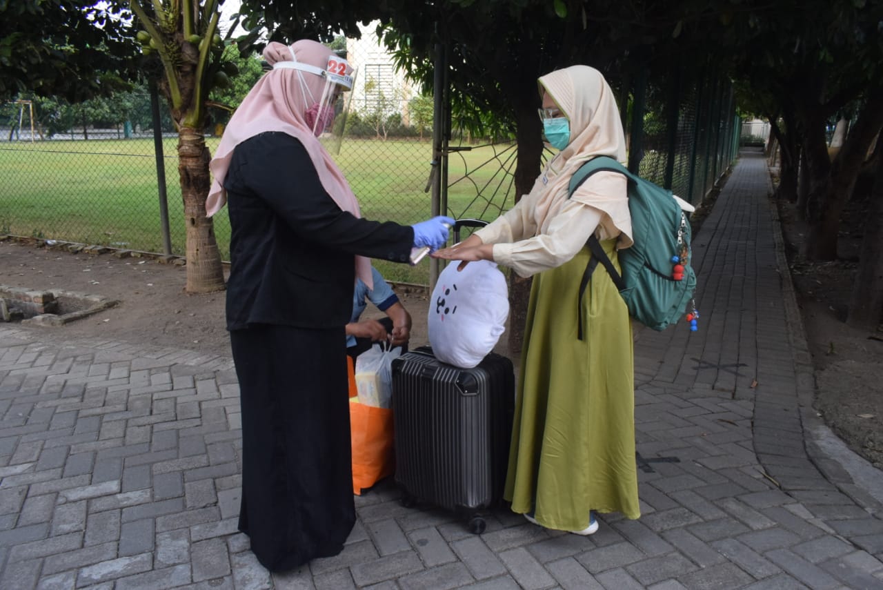 NEW NORMAL: Santri Ponpes Bumi Shalawat, Sidoarjo Jawa Timur diperiksa kesehatannya secara ketat sebelum mengikuti kegiatan belajar.