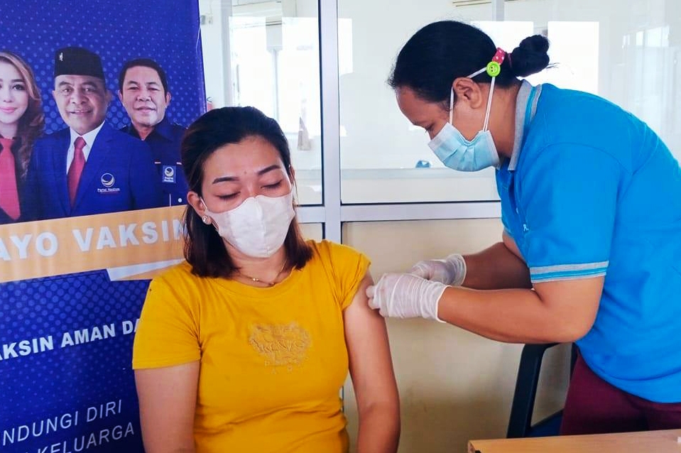 Vaksinasi covid-19 di Kantor DPW Partai NasDem Nusa Tenggara Timur. 