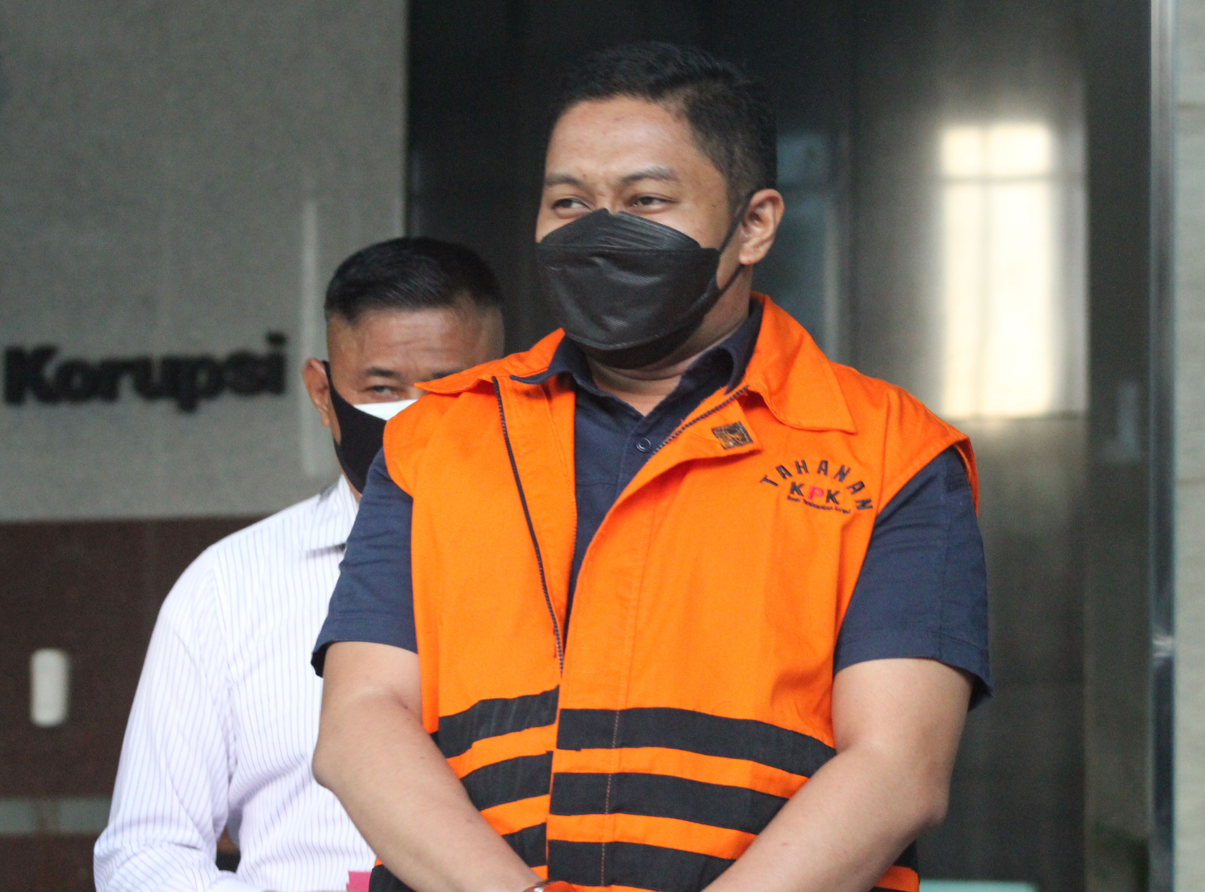 Tersangka kasus korupsi eks penyidik KPK dari unsur Polri AKP Stepanus Robin Pattuju.